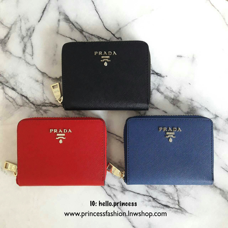 New Item! สำหรับสาวๆที่ชอบถือ *กระเป๋าสตางค์ใบเล็ก ขอแนะนำ Prada Short Saffiano wallet กระเป๋าสตางค์สั้น ขนาดกะทัดรัด เปิดปิดด้วยซิป อะไหล่ทอง ปั้มแบรนด์ ทั้งใบ *จุดเด่น มีช่องใส่รูปถ่าย ใส่บัตรได้หลายช่อง ด้านในมีช่องซิปแยกอีก1ช่องค้า อีกหนึ่งไอเท็มที่ *