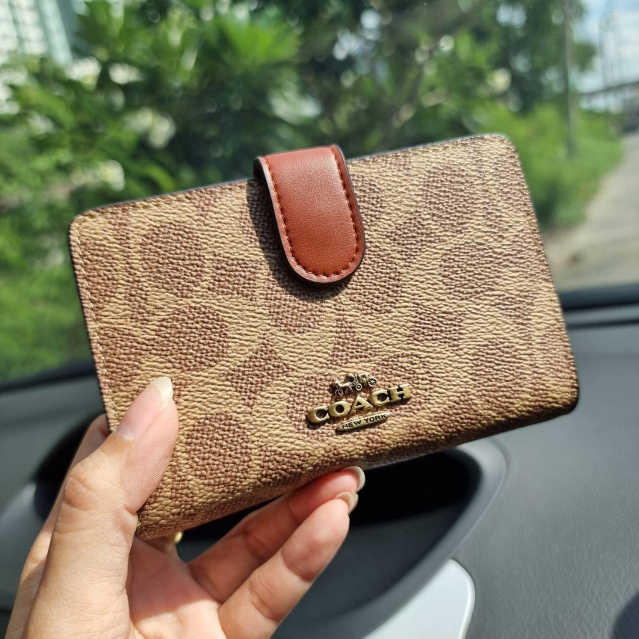 COACH F33034 MEDIUM CORNER ZIP WALLET IN COLORBLOCK SIGNATURE CANVAS กระเป๋าสตางค์ใบกลาง 👛 ขนาดกำลังเหมาะมือ วัสดุหนังแคนวาส ดูแลรักษาง่าย มีช่องใส่บัตรและธนบัตรครบ และช่องซิปแยกไว้ใส่เหรียญ สวยคลาคสิคแบบนี้เหมาะส่งต่อเป็นของขวัญที่สุดจ้า