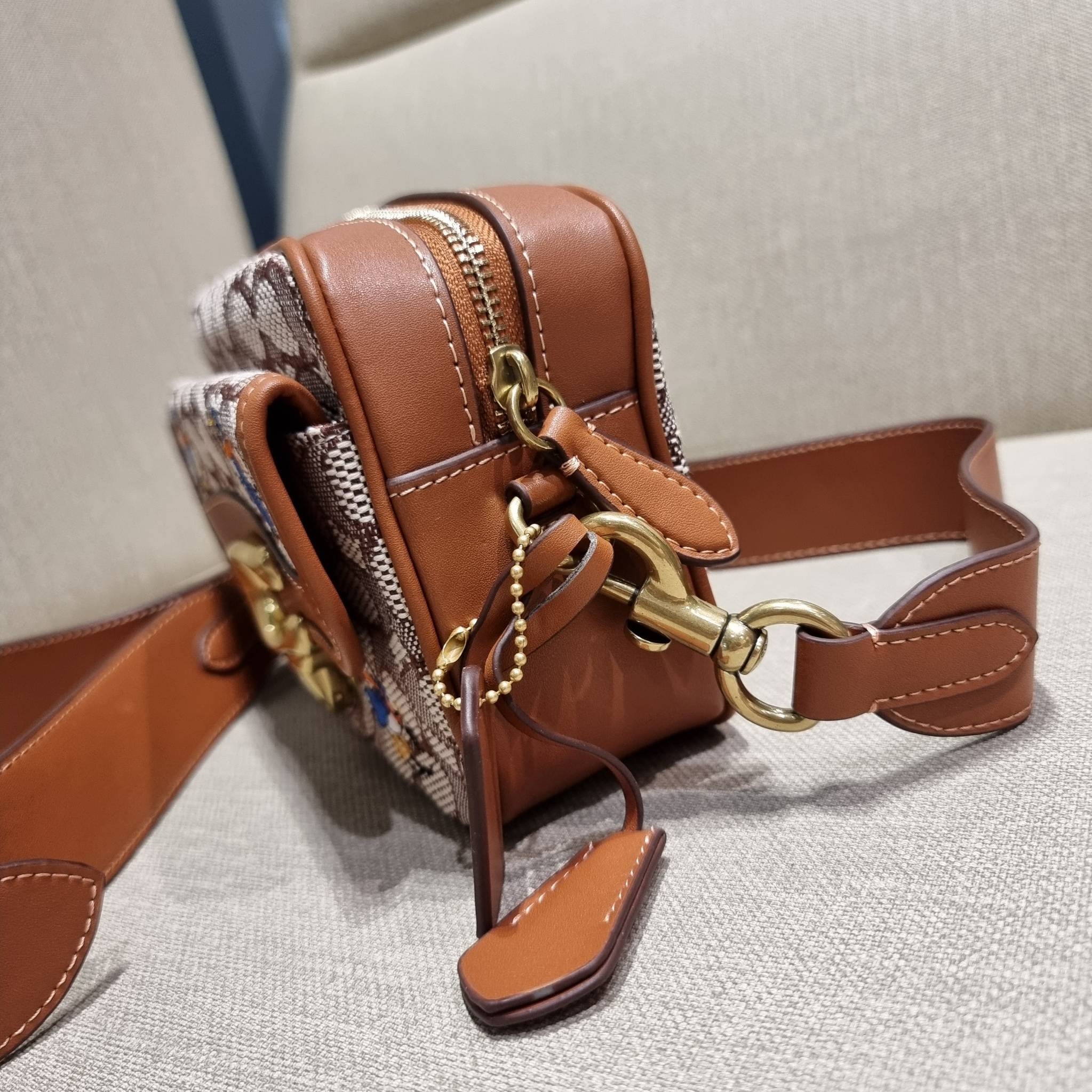 COACH C7764 STUDIO CAMERA BAG 19 IN SIGNATURE TEXTILE JACQUARD WITH CREATURES น้องเล็กใหม่สุดอีกหนึ่ง!! ขนาดเล็กกะทัดรัด มาแบบเลิศๆหรูๆมากแม่ พร้อมเทกเจอร์สุดคิ้วท์!! กระเป๋าสะพายข้างลุคไฮน์ ที่ดีไซน์ออกมาได้ปัง และดูแพงมากๆ ด้วยดีเทลคลาสสิคผสานความเป็นเอ