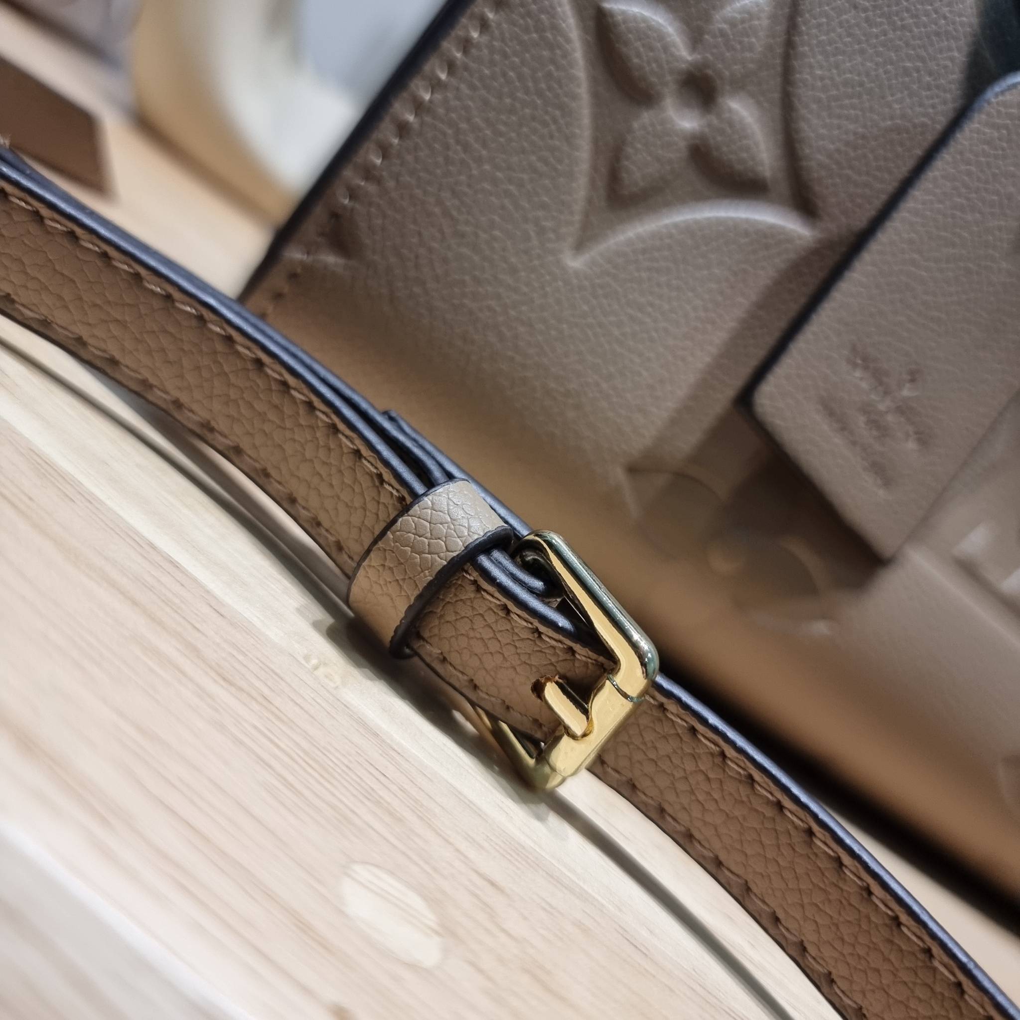 LV Onthego / LV crossbody tote bag กระเป๋าทรงโท้ทเวอร์ชั่นดั้งเดิม ที่คลาสสิค ผู้ดี หรูหรา โทนสีใช้งานง่าย ได้ทุกลุค ทุกสไตล์ วัสดุหนังลูกวัว ผิวลายเกรน มาพร้อมหูจับในตัว คล้องแขนก็ดูแพง หรือจะเกี่ยวสายครอสสะพายก็อัพลุคได้เลย ภายในโล่งกว้างมาก มีอะไหล่เกี