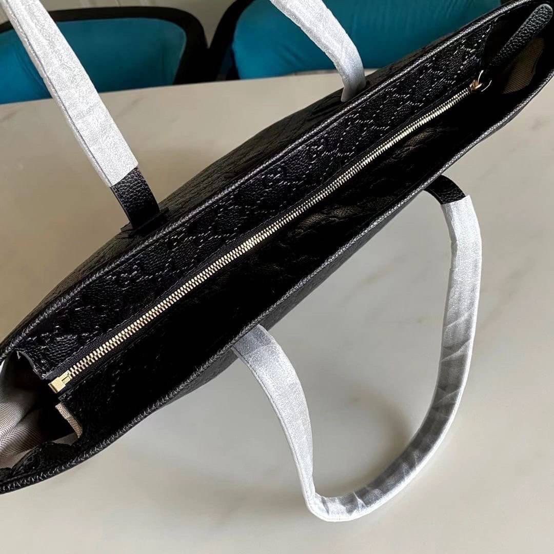 หนังแท้ Gucci GG Supreme black tote Shopping Bag กระเป๋าทรง neverfull ยอดฮิต รุ่นนี้ใช้หนังเยอะมาก คุ้มสุด งานหนังแท้เมื่อกระทบแสงขึ้นเงาสวยมากๆ ค่ะ สวยหรู จุของได้เยอะ ภายในโล่งกว้าง limited ที่สุด ไม่ควรพลาดเลยค่าาา