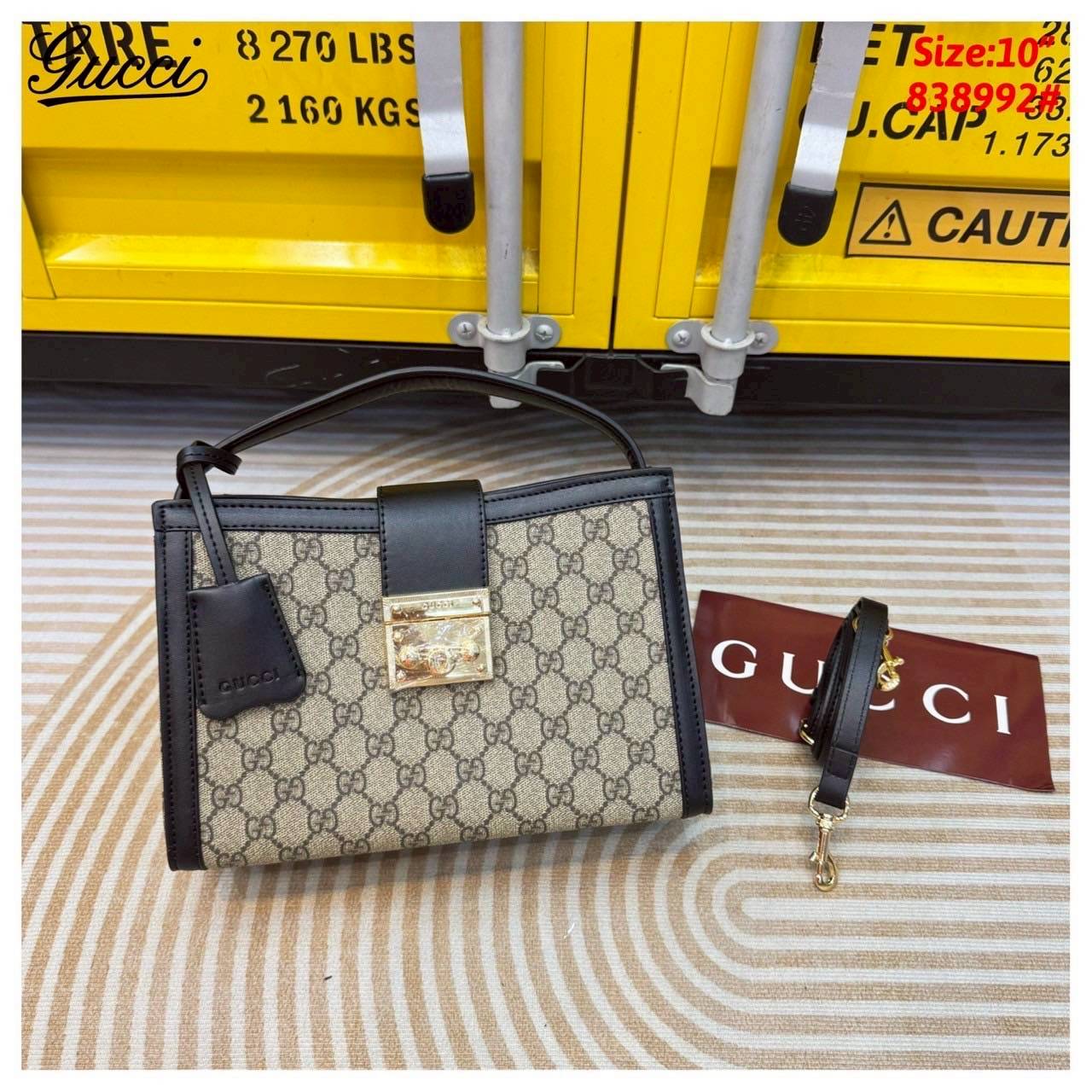 Gucci Padlock medium top handle bag กระเป๋าสะพายใบเล็กพร้อมหูจับ สวยผู้ดี ทรงตั้งใช้งานง่าย วัสดุหนังแคนวาส ปากกระเป๋ามีแถบหนังคาดและอะไหล่กดล็อค