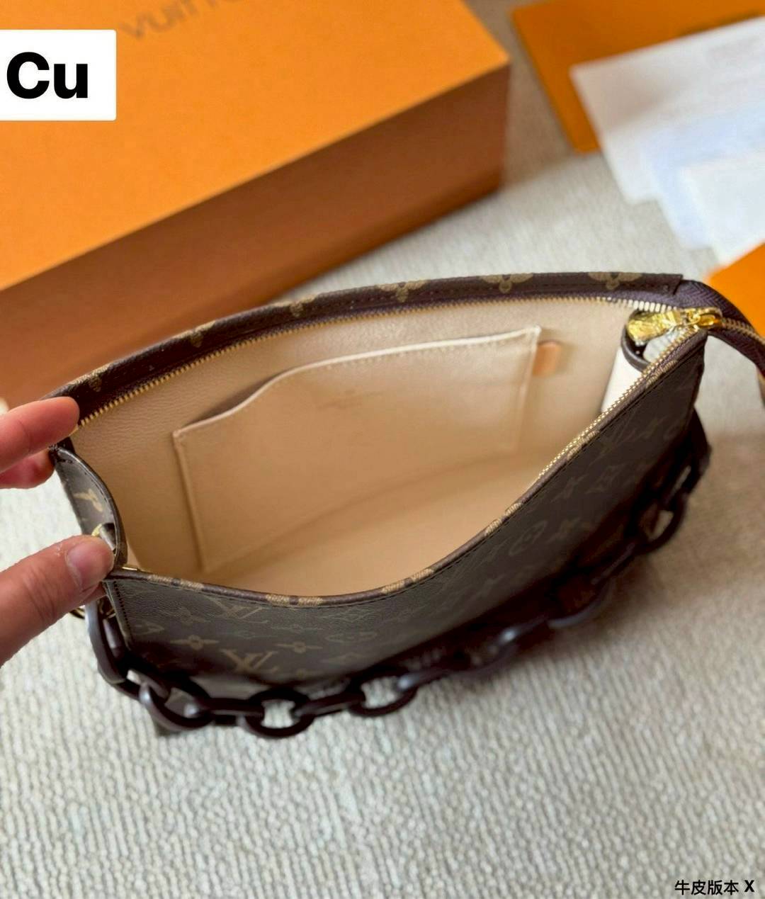 LV Poche Toilette Monogram Canvas / LV Clutch กระเป๋าถือทรงคลัช/ทรงพอช พร้อมสายสะพายถอดได้ ใช้ได้ทั้งชายหญิง โดดเด่นด้วยสายโซ่ใหญ่ตกแต่ง ด้วยรูปทรงกะทัดรัดใช้งานได้อย่างสะดวก