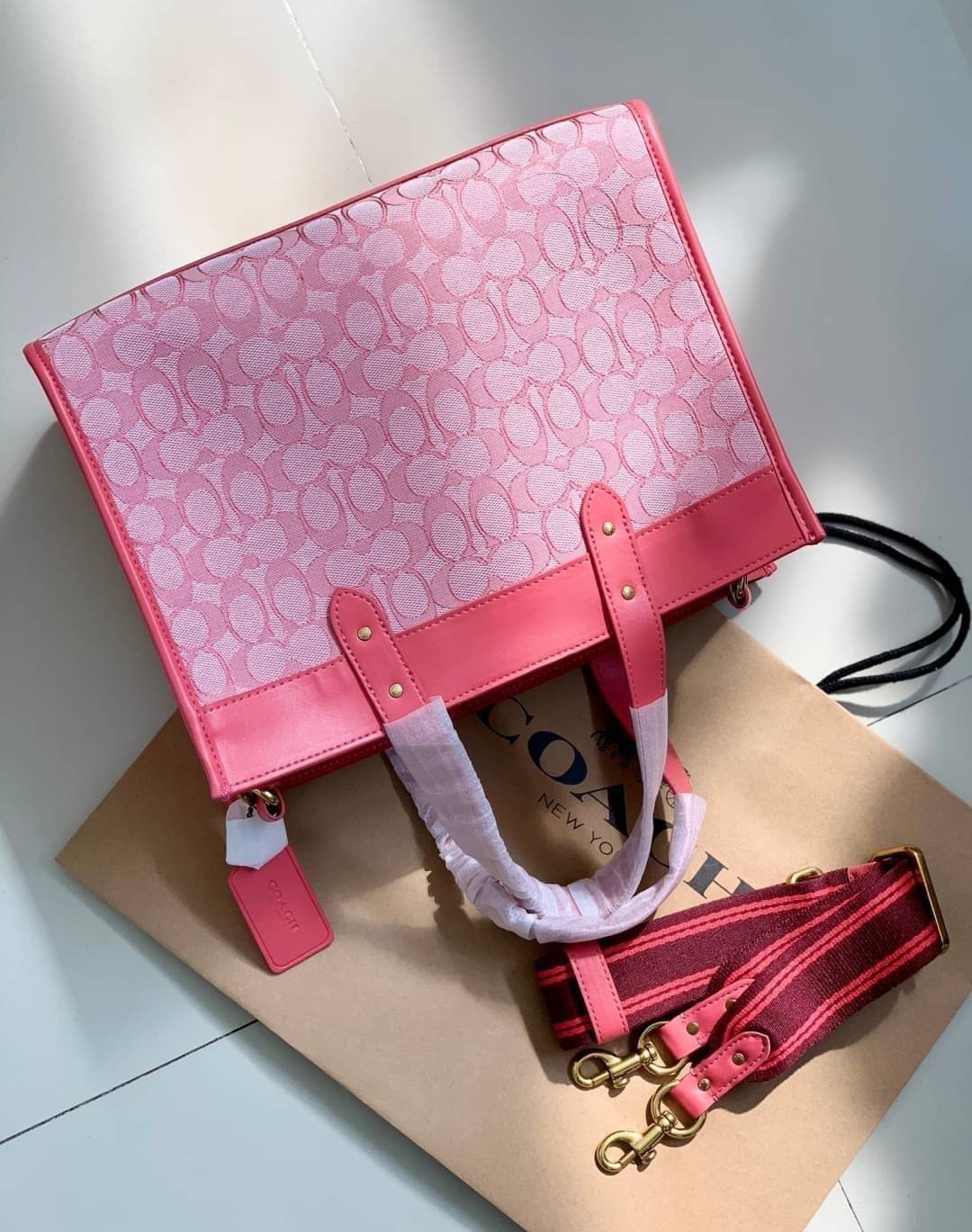 สวยๆ เคลียสต๊อค มีไม่มากจร้าา! COACH TOTE FIELD JACQUARD BAG ((C3282)) กระเป๋าหิ้ว//สะพายข้าง JacquardลายC+หนังแท้ สวยงามลงตัวมากๆค่ะ ปากกระเป๋าเปิดปิดแบบกระดุมแม่เหล็ก ภายในกว้าง สาวๆทีาสัมภาระเยอะบอกเลยเหมาะมากค่ะ