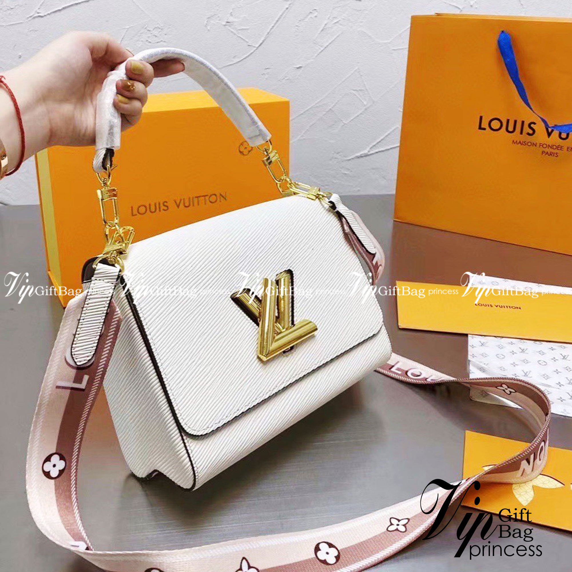 LOUIS VUITTON Twist Shoulder Bag MM / LV Twist MM ที่สุดของความสวยคลาสสิคย้อนยุค กระเป๋าสะพายที่มีลูกเล่น เพิ่มดีเทลให้น่าใช้งาน ด้วยสายสะพายแบบสปอร์ต ที่ปรับเปลี่ยนใช้ได้หลากหลาย วัสดุหนัง epi สวยคม ทนทาน ลวดลายเส้นไม้ แบบไม่มีใครซ้ำ เลิศๆไปอีกกับโลโก้สี