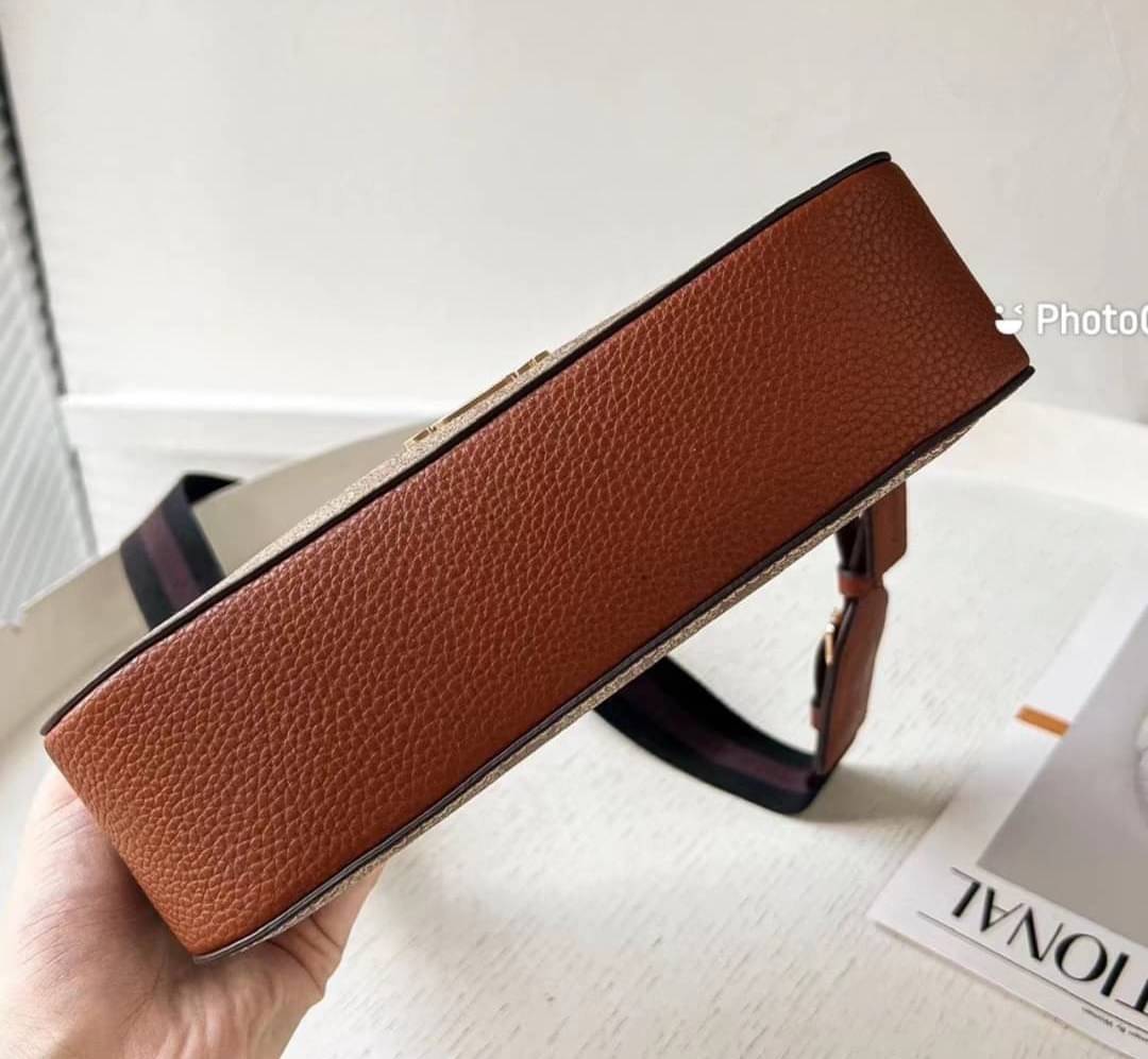 OUTLET 】COACH JES BAGUETTE IN SIGNATURE CANVAS (C7264) GOLD/KHAKI SADDLE สินค้าพร้อมส่งที่ไทย