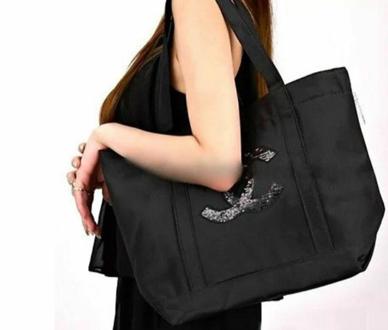 Must Have! Chanel Satin Shopping Bag กระเป๋าสะพายทรง Shopping Bag พรีเมี่ยมกิ้ฟ Limited Edition ของแท้ 100% นำเข้าจาก Chanel Perfume Counter ใบใหญ่วัสดุ SATIN ประดับคริสตัลสีดำโลโก้ CC สุดคลาสสิค ซับใน Polyester 100% เปิดปิดด้วยกระดุมแม่เหล็ก น้ำหนักเบา จ