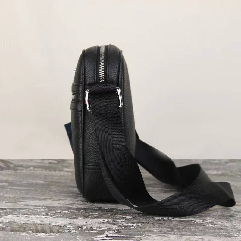 ของแท้ 💯% TOMMY HILFIGER Essential Mini Reporter กระเป๋าสะพายผู้ชายทรงคลาสสิก ขนาดกำลังดีน้ำหนักเบา หนังสวยทรงดีด้านหน้าประดับโลโก้แบรนด์