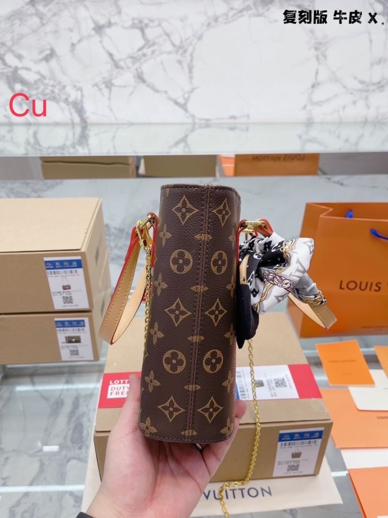 LV Vavin PM Tote Monogram Canvas กระเป๋าทรงโท้ทวินเทจ มีหูจับในตัว พร้อมสายสะพายโซ่ crossbody ปรับใช้ตามสะดวก ภายในเป็นช่องโล่ง ใส่ของสำคัญได้ พกพาไปไหนก็ได้ คล่องตัวและแมตช์ง่ายสุดๆ
