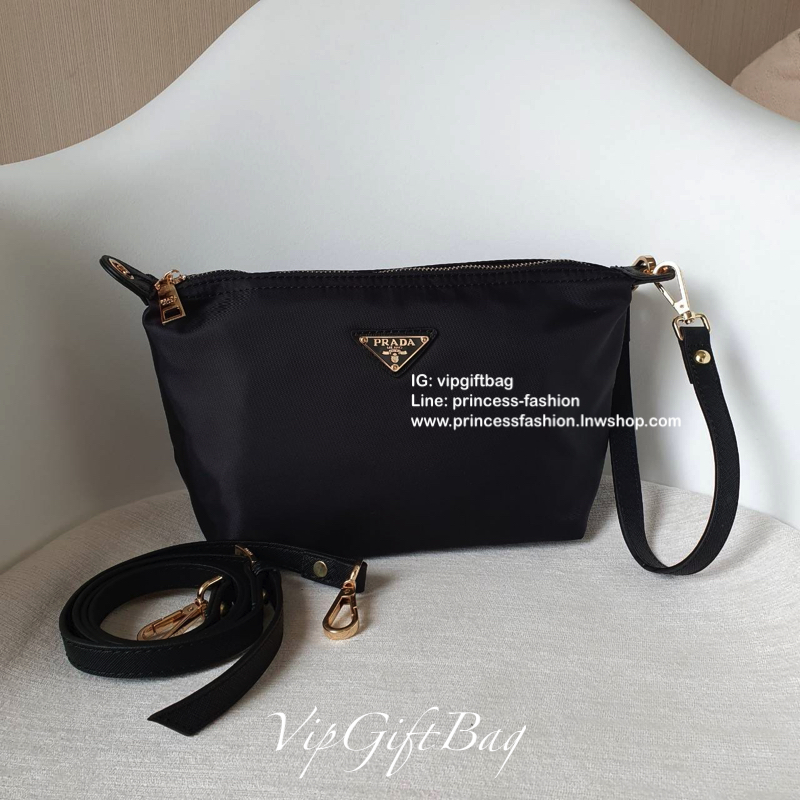 Best Seller ~~ งานพรีเมี่ยมกิ้ฟ จากเคาเตอร์ต่างประเทศ จากแบรนด์ PRADA เป็นกระเป๋า เครื่องสำอางค์ แต่มีสายสะพายยาวให้ 2 สาย เป็นแบบคล้องแขน และสะพายข้างลำตัว ใช้เป็น shoulder bag ได้เลยค่า หรือ ถือลำลองสวยๆ ก้อเลิศค่ะ คุ้มมากค่ะ ภายในมีช่องแบ่งเก็บของอย่าง