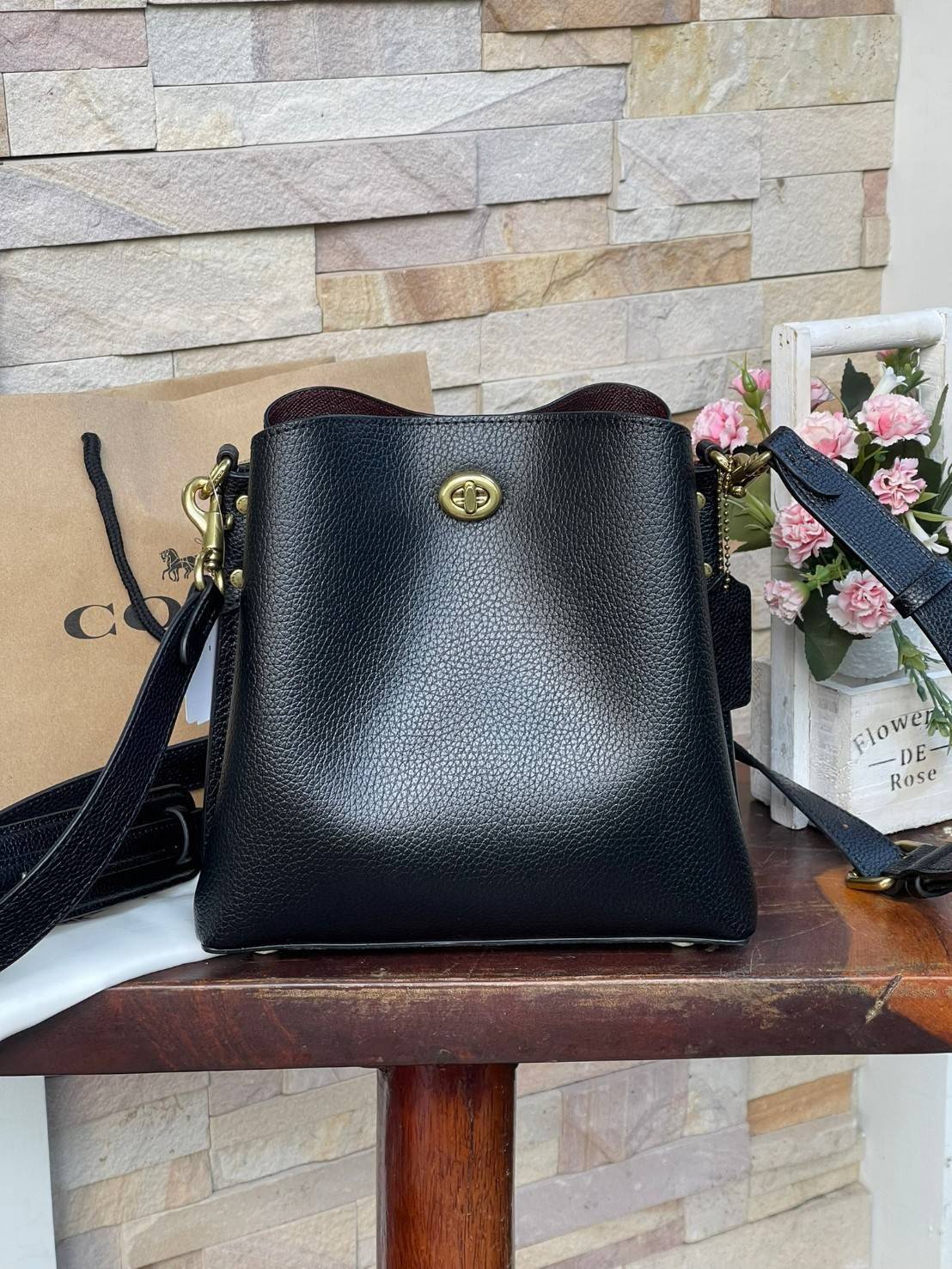 Coach Willow Bucket Bag In Colorblock รุ่นใหม่สุดปัง เป็นกระเป๋าสไตล์ใช้ได้ทุกวัน จุของได้เยอะและน้ำหนักเบา ไซส์กลางใช้หนังลายกรวด มีช่องใส่ของ 2 ช่องและมี 1 ช่องซิปตรงกลางไว้สำหรับใส่ของสำคัญ เปิดปิดแบบ turnlock ถือคล้องแขนหรือสะพายไหล่หรือสะพายข