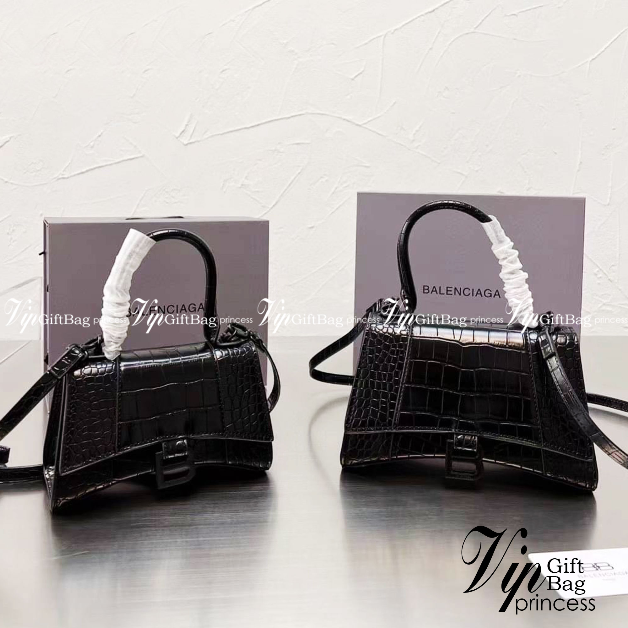 BALENCIAGA Hourglass BAG XS S / BALENCIAGA Hourglass Crocodile embossed calfskin กระเป๋าสะพายแบรนด์หรูซิกเนเจอร์ใบล่าสุด ที่มาพร้อมดีไซน์โดดเด่น มีความโฉบเฉี่ยว โค้งมนเหมือนพระจันทร์เสี้ยว เพิ่มความโดดเด่นสะดุดตาด้วยการตกแต่งอักษร B เมทัลลิก ที่เป็นเอกลัก