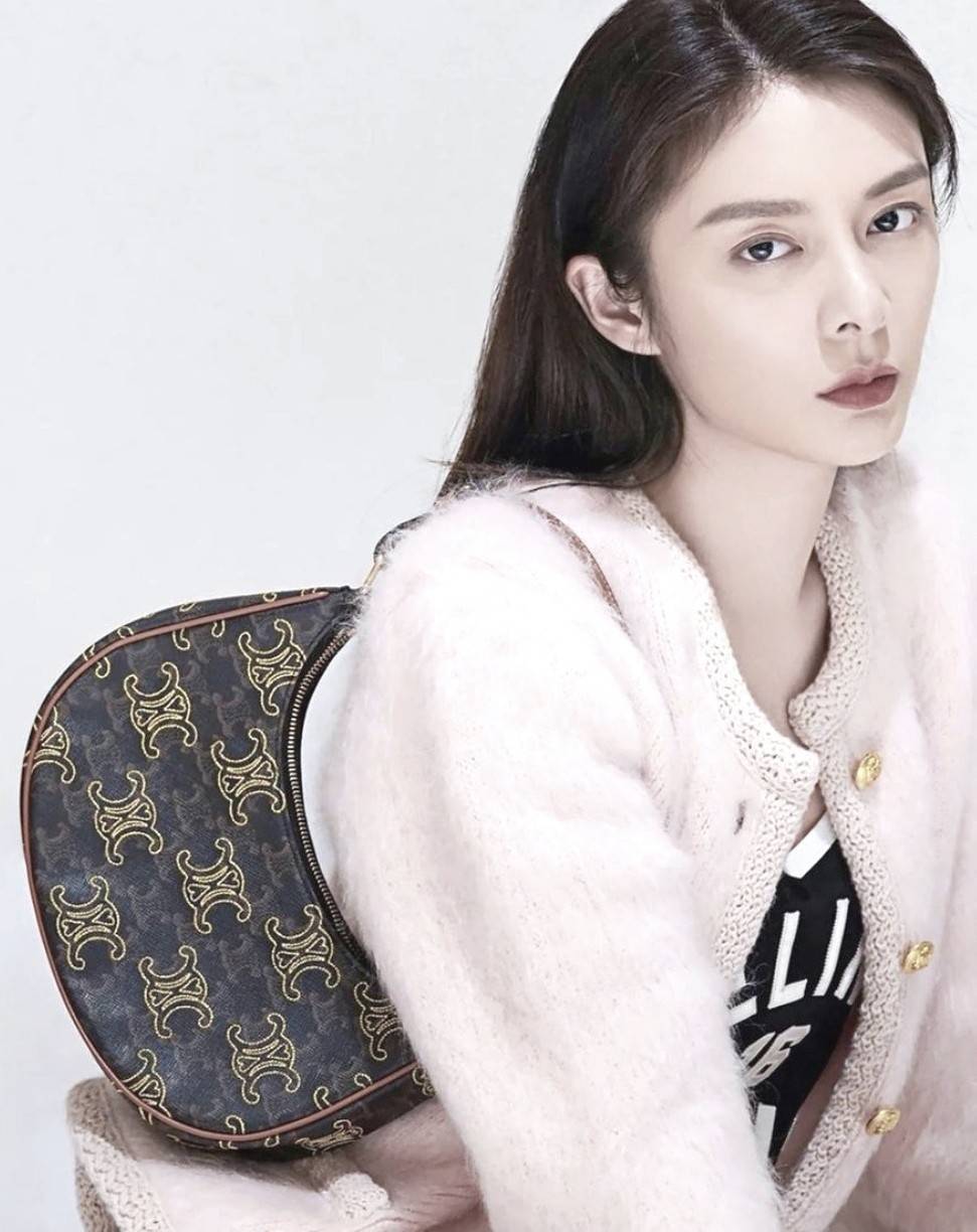 CELINE SHOULDER BAG VIP วัสดุ TRIOMPHE CANVAS ดีไซน์สวยหรูฮิตสุดในเกาหลี! หนังสวยอยู่ทรงกันน้ำ เปิดปิดด้วยซิปแบรนด์สีทอง ภายในโล่งกว้างและจุ สามารถใส่มือถือ กระเป๋าสตางค์ ของใช้ได้เยอะ สายสะพายหนังปรับได้อะไหล่ทองหรูมีโลโก้แบรนด์ ไอเท็มแนะนำพร้อมส่งที่ไทย