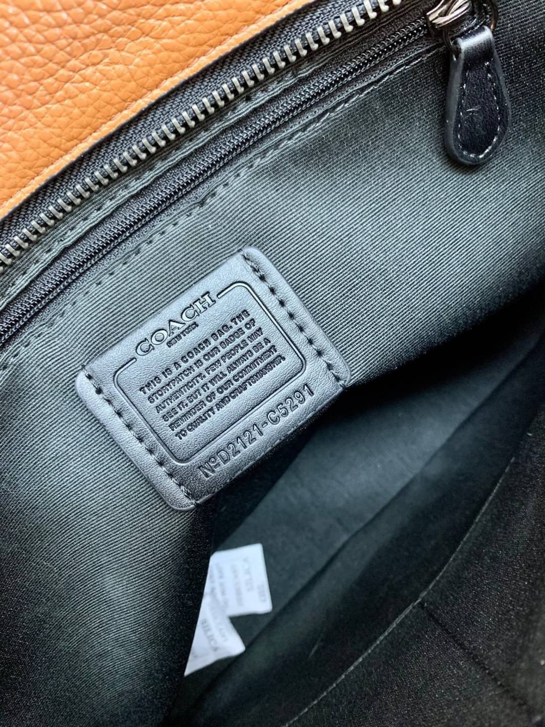 COACH THOMPSON IN SIGNATURE JACQUARD WITH VARSITY STRIPE BAG ((C5291)) พร้อมส่งที่ไทยค่ะ! กระเป๋าใส่เอกสารอเนกประสงค์ สามารถใส่A4ได้ วัสดุJacquardทอลายแบรนด์ ตัดขอบหนังแท้สวยงาม น้ำหนักบาค่ะ ด้านหน้าตัดแทบสีลงมาสวยงาม ช่องหลักเปิดปิดแบบซิป ภายในกว้างใส่สั