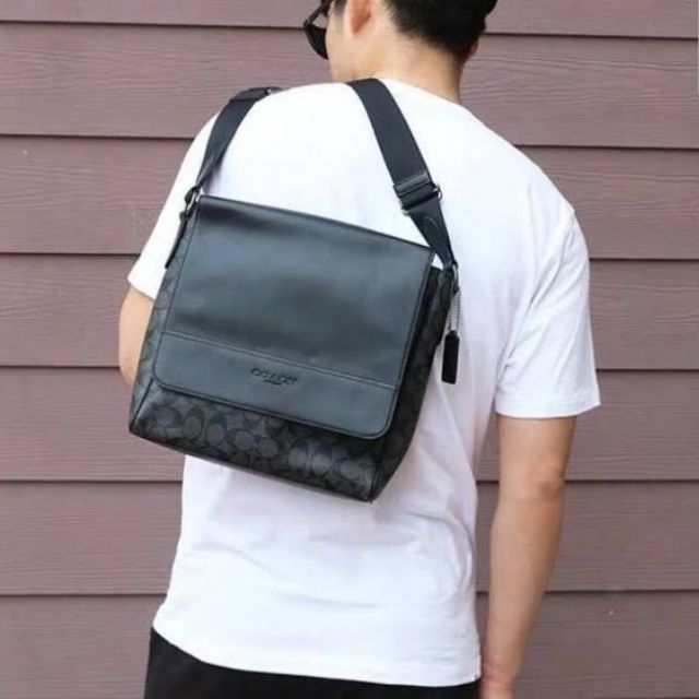 COACH CHARLES SMALL MESSENGER IN SIGNATURE (F54771)🌲ทั้งหล่อ ทั้งเท่มากๆขนาดนี้ ไม่ควรพลาด !! //สะพายข้างใบใหญ่ Unisex ใช้ได้ทั้งชายและหญิง // วัสดุแคนวาส ผสมหนังแท้อย่างดี อยู่ทรงสวย คุณภาพสุดๆ ฝาเปิดกระเป๋า ล็อคด้วยตัวล็อคแม่เหล็ก แน่นหนามากๆ ช่