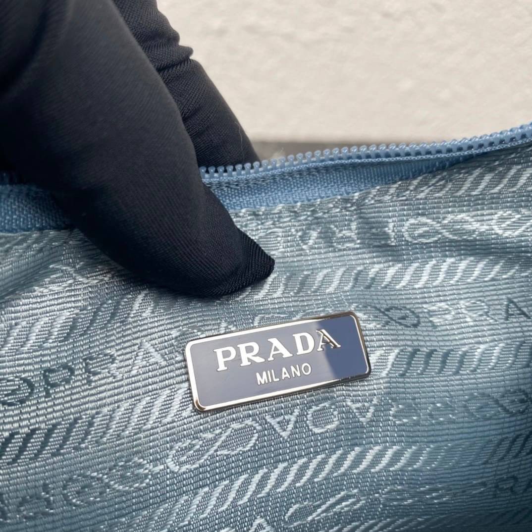 PRADA Nylon Mini Bag รุ่นใหม่แนะนำ!! พร้อมส่งครบ4สี รุ่นขายดีในตำนานค่ะ PRADA NYLON HANDBAGS ขนาดกะทัดรัด **อะไหล่เงิน วัสดุทำจากผ้าNylon อย่างหนา อยู่ทรง กันน้ำได้ หายห่วงคะ ด้านหน้ามีโลโก้แบรนด์ เปิดปิดด้วยซิป มาพร้อมสายผ้า ไม่สามา