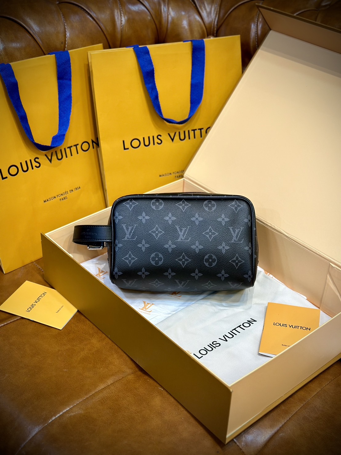 LV Trousse Toilette Locker Dopp Kit / LV Clutch Bag 22cm กระเป๋าถือทรงพอชหรือคลัช แบบคลาสสิกสวยงามเป็นเอกลักษณ์ มีหูหิ้วพกพาสะดวก เกรดออริ