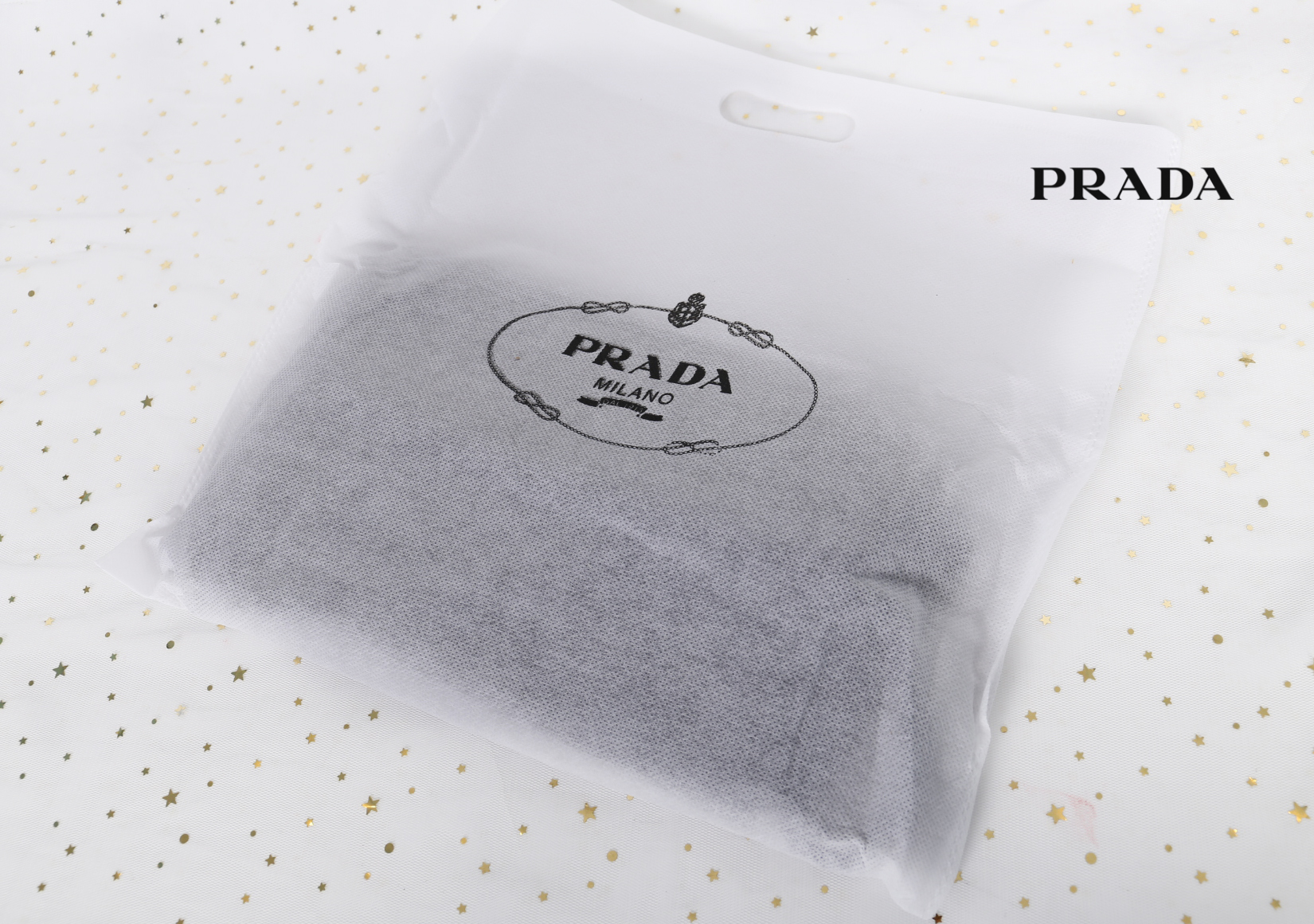 PRADA nylon Handbag วัสดุทำจากผ้าNylon อยู่ทรงสวยค่ะ อะไหล่เงินทั้งใบ สายสามารถสะพายไหล่ คล้องแขนได้