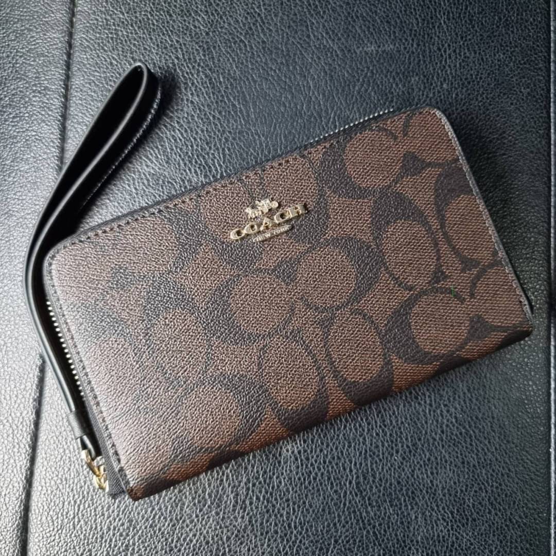 COACH F57468 PHONE WALLET IN SIGNATURE COATED CANVAS กระเป๋าสตางค์ถนอมมือถือ!! 2IN1 สุดๆ ใส่โทรศัพท์ ใส่เงิน ใส่บัตร ครบถ้วน!! จบในใบเดียวจ้า ขนาดกำลังเหมาะมือ วัสดุหนังแคนวาสเคลือบลาย คุณภาพดี สาวๆมีไว้ติดตัวสักใบ ไม่ผิดหวังจ้า