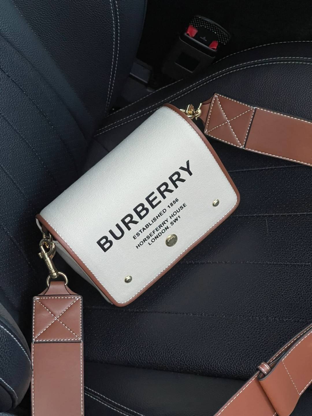 Burberry Small Horseferry Print Cotton Canvas Crossbody Bag เป็นกระเป๋าสะพายที่ดูทันสมัย สายหนังสปอร์ต ในส่วนของโลโก้มาในรูปแบบของการพิมพ์ลายไปบนกระเป๋า ทำให้ดูโมเดิร์นยิ่งขึ้น วัสดุหลักที่ใช้ในการผลิตกระเป๋ารุ่นนี้คือ ผ้าแคนวาสและหนัง โดยผ้าแคนวาสดูเหมือ