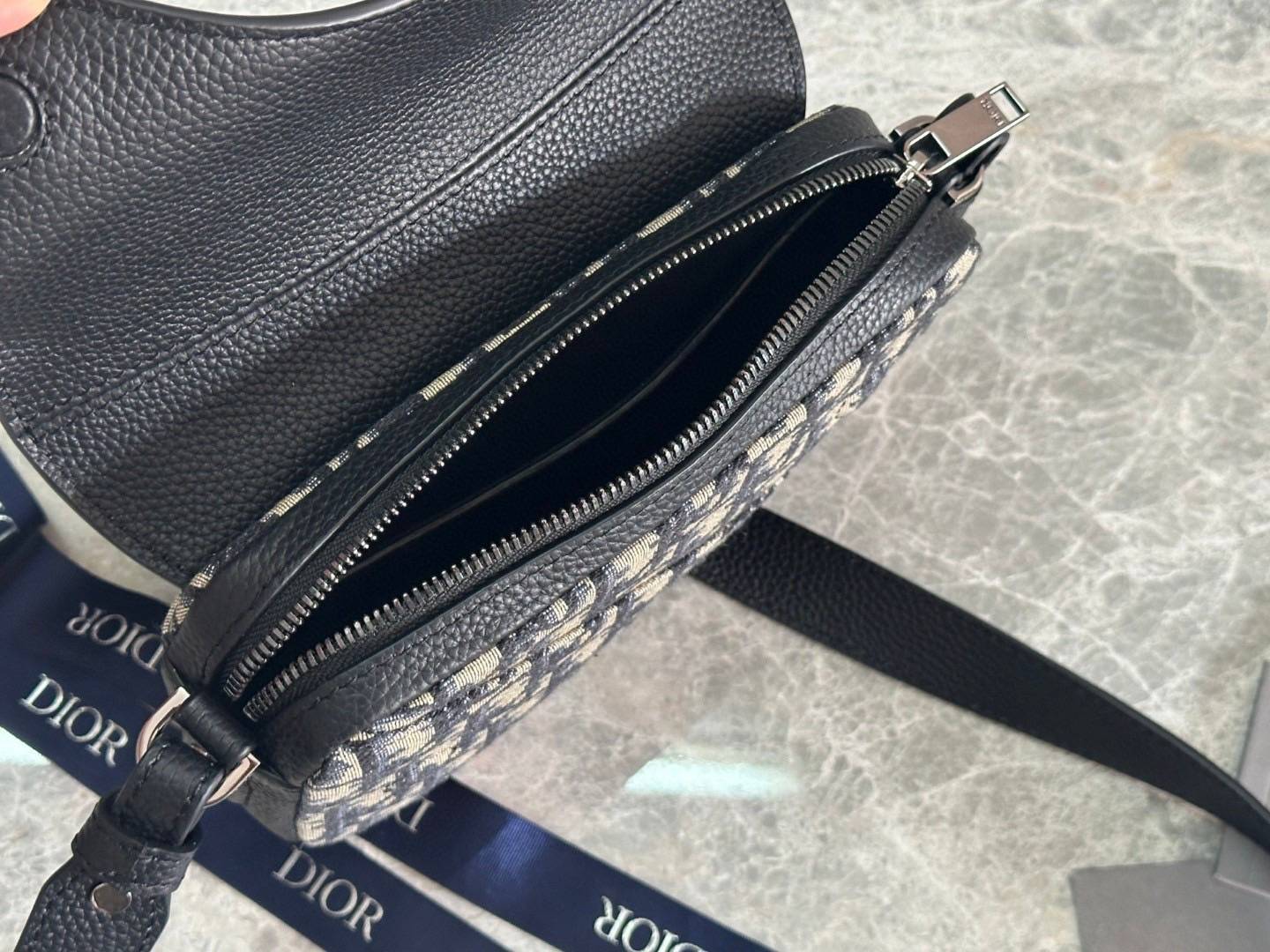 TOP ORI หนังแท้ | DIOR Mini Saddle Oblique jacquard Bag กระเป๋าสะพาย/คาดอกดีไซน์ไอคอนิกด้วยรูปทรงที่ทันสมัย รังสรรค์ขึ้นจากผ้าแจ็กการ์ดลาย สีเบจและสีดำ โดดเด่นด้วยฝาพับแม่เหล็กที่ทำจากหนังแท้ลายเกรนสีดํา เอกลักษณ์ของความหรู ไฮคลาสอย่างลงตัว
