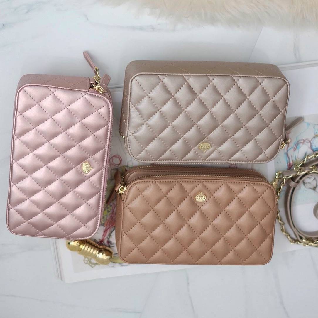 💥รุ่นขายดี มาเพิ่มแล้วค่า KEEP Carla รุ่นขายดีที่สุด ทรง น่ารักสุดๆ 💙 พร้อมสีCollection ใหม่ ‘’Blink Blink glitter ‘’ มีให้เลือกถึง 3 สี : Blink Blink glitter in Pink // Blink Blink glitter in Grey // Blink Blink glitter in Brown 👍