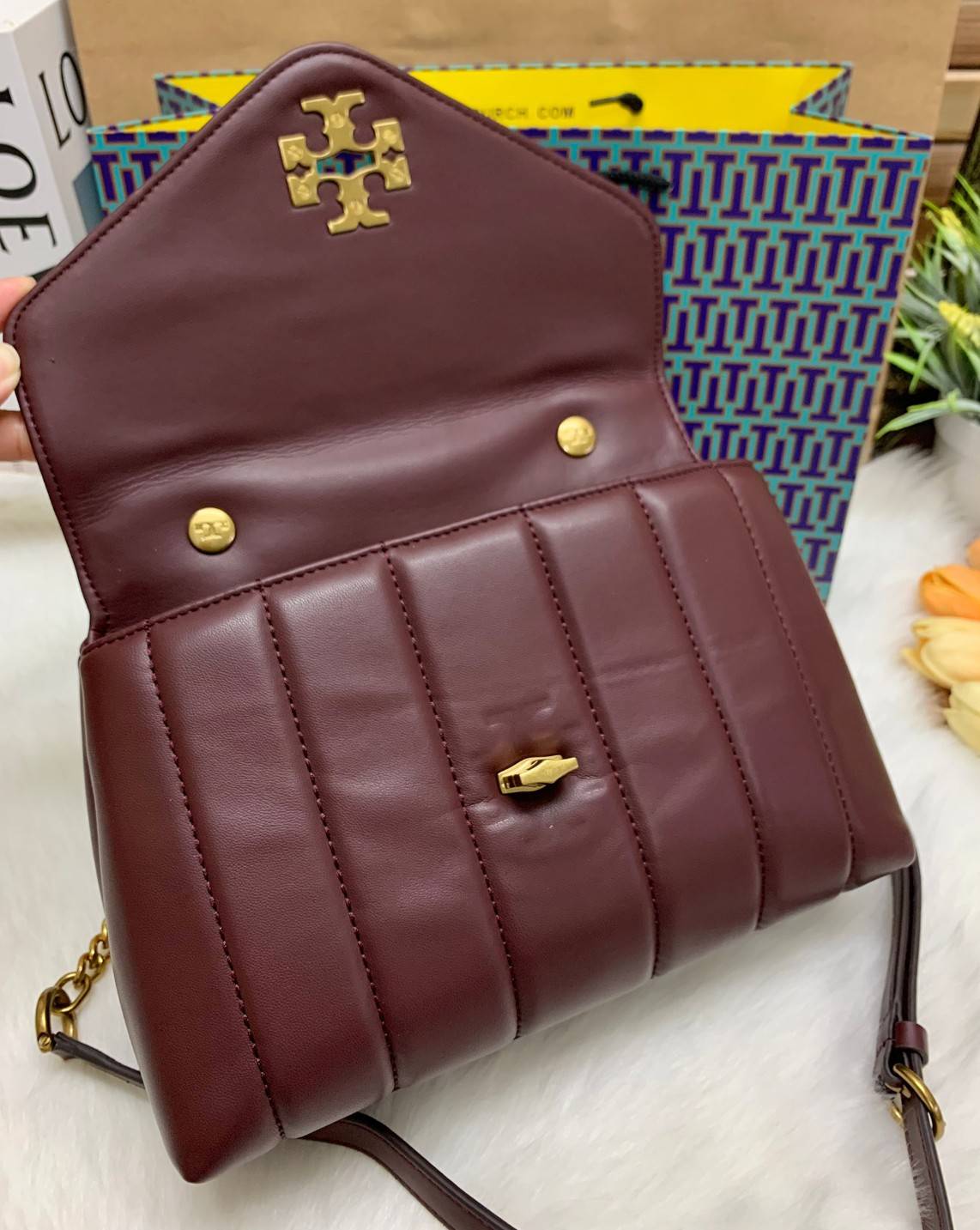 TORY BURCH KIRA QUILTED SMALL BAG พร้อมส่งที่ไทย ไม่ผิดหวังแน่นอนค่ะ! กระเป๋าหิ้วหรือสะพายข้างได้ วัสดุหนังแกะแท้ทั้งใบ ((หนังแกะจะมีคุณภาพดีเงานิ่มและแพงกว่าหนังวัวจ้า)) หนังนิ่มสวยงามมากๆค่ะ เปิดปิดกระเป๋าแบบหมุนล็อคแบบโลโก้แบรนด์ ใช้อะไหล่คลาสสิคดูหรูเ