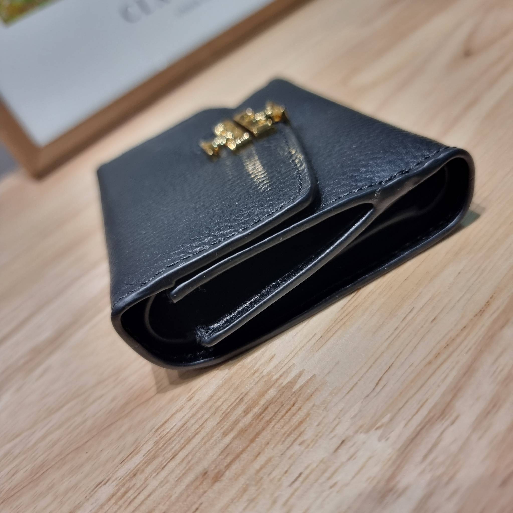 TORY BURCH KIRA MIXED MATERIALS MEDIUM FLAP WALLET กระเป๋าสตางค์ใบกลาง รุ่นยอดนิยม ดูหรูหรา ดูแพง ดีไซน์คลาสสิค ขนาดกำลังพอเหมาะ