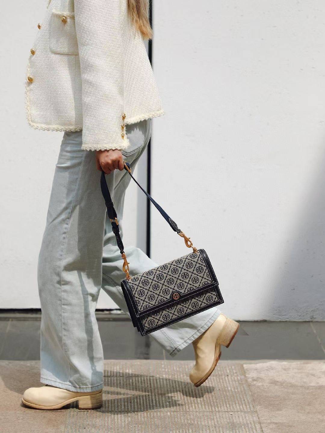 Tory burch t monogram jacquard shoulder bag คอลเลคชั่น T Monogram สำหรับคอลเลคชั่นฤดูใบไม้ผลิ 2021 เราสร้างสรรค์ลายโมโนแกรมที่ได้รับแรงบันดาลใจมาจากลวดลายการถักทอผ้าห่มของชาว Pennsylvania Dutch แบบดั้งเดิม เป็นการเฉลิมฉลองโลโก้สุดไอคอนนิคของแบรนด์ โดดเด่น