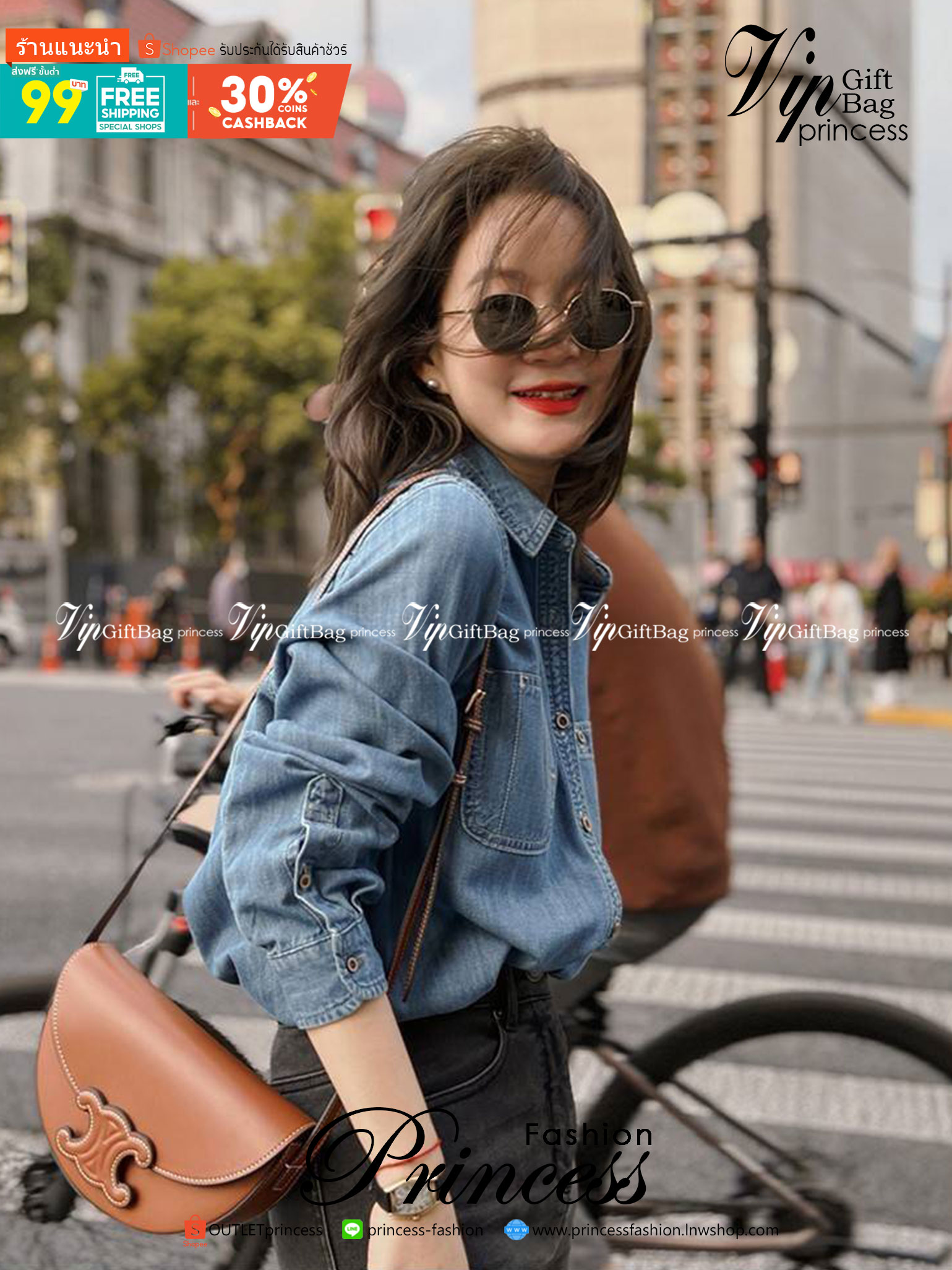 CELINE BESACE CUIR TRIOMPHE IN SMOOTH กระเป๋ารุ่นนี้นำเสนอในรูปทรงฮาล์ฟมูนที่ตอนนี้กำลังงมาแรง เปิดด้วยกระดุมแป๊กเพื่อเผยให้เห็นช่องภายในที่กว้างขวางและกระเป๋าด้านในแบบแบน คุณสมบัติที่โดดเด่นอีกอย่างของกระเป๋าอยู่ที่โลโก้ขนาดใหญ่ รูปทรงสะดุดตา สามารถสะพาย