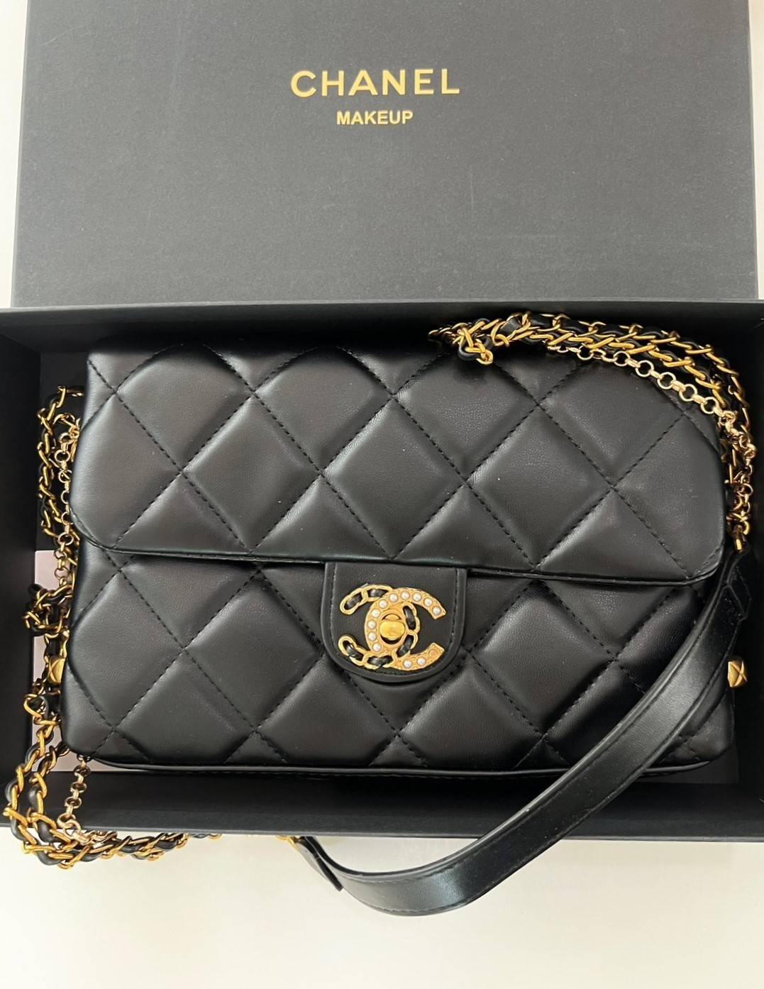 CHANEL flap bag with chain and pearl logo / CHANEL BAG VIP วัสดุหนังแกะสังเคราะห์นุ่ม ลื่น มันเงา อะไหล่ทองหรูหรา