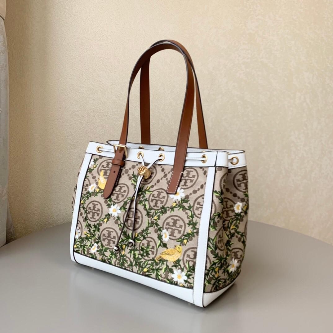 Tory burch T- Monogram Jacquard Embroidered Small Tote กระเป๋าถือหรือสะพายไหล่ วัสดุ Canvas ปักษ์ลายแบรนด์ ในคอลเล็คชั่น Spirit/Summer2021ปักษ์ลายความเป็นธรรมชาติ ประณีต อะไหล่ทองสวยหรู