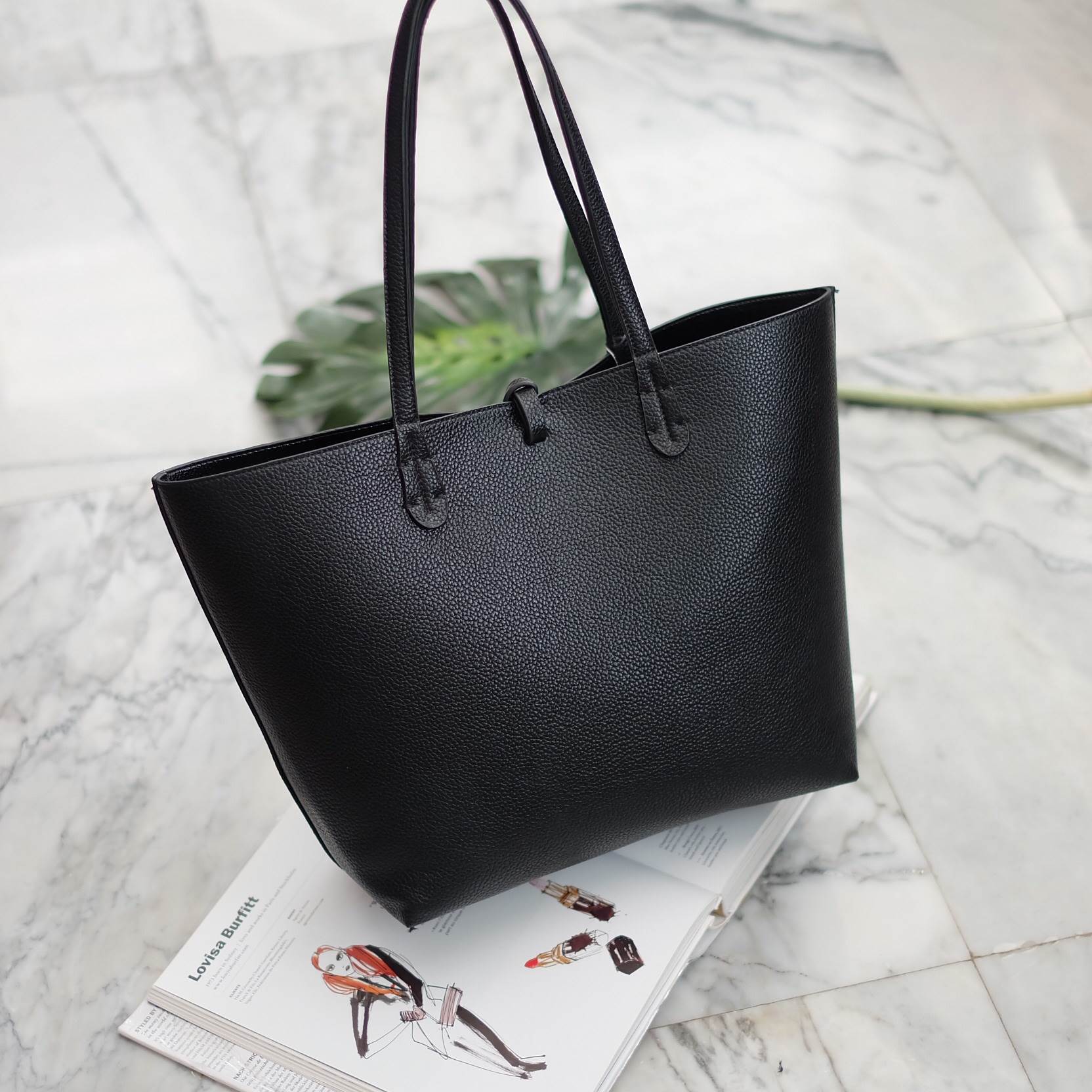 NEW Collection 2017 ' KEEP Infinite tote bag ' 👑หนังกระเป๋าสวยมาก ส่วนเรื่อง ความจุ ความคุ้ม ไม่ต้องพูดถึง 😆 ใบนี้ตอบทุกโจทย์เลยคะ แถม ซื้อ 1 ได้ ถึง 2 ใบอีกด้วย โอ้ย !! ใบนี้ เลิศมากคะ กระเป๋า ถือ//สะพายข้าง หนังสวยๆ มาพร้อมพวงก