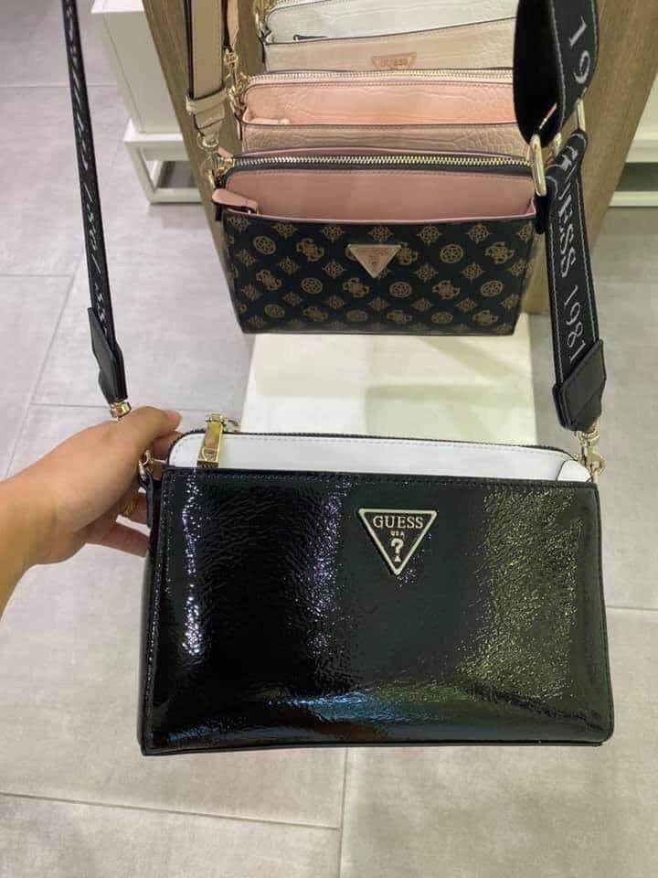 ของแท้ 💯% Guess maddy girlfriend crossbody กระเป๋าสะพายรุ่นใหม่ล่าสุดจาก Guess factory วัสดุ PU คุณภาพดีนิ่ม น้ำหนักเบา ด้านหน้าประดับด้วยโลโก้แบรนด์สวยโดดเด่น