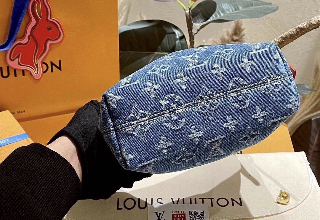 LV Hills Pochette Denim Washed Blue กระเป๋าสะพายถือหรือคล้องไหล่ได้อย่างสวยหรู ติดแกรมด้วยงานเดนิมเท่ๆ ใบขนาดกะทัดรัดใช้งานง่ายคล่องตัว เป็นใบที่คลองใจสาวๆ ได้ไม่ยาก