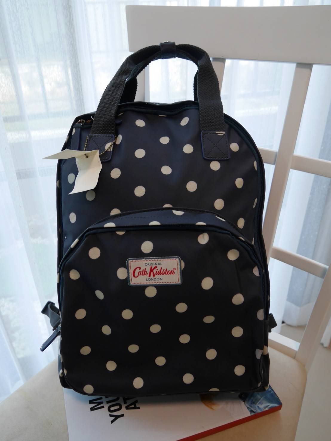 CATH KIDSTON BACKPACK BAG กระเป๋าเป้น่ารัก ตามแบบฉบับของแบรนด์นี้เลยค่า โดดเด่นด้วยหนัง PVC พิมพ์ลาย กันน้ำทั้งใบ ด้านในมีช่องซิปใหญ่ใส่ของ 2 ช่อง จุของได้เยอะ ใส่ IPAD / A4ได้สบายเลยค่ะ ด้านหน้ามีช่องซิปเล็ก 1 ช่อง ใส่ของจุกจิกหนิบได้สะดวก น้ำหนักเบา ใช้
