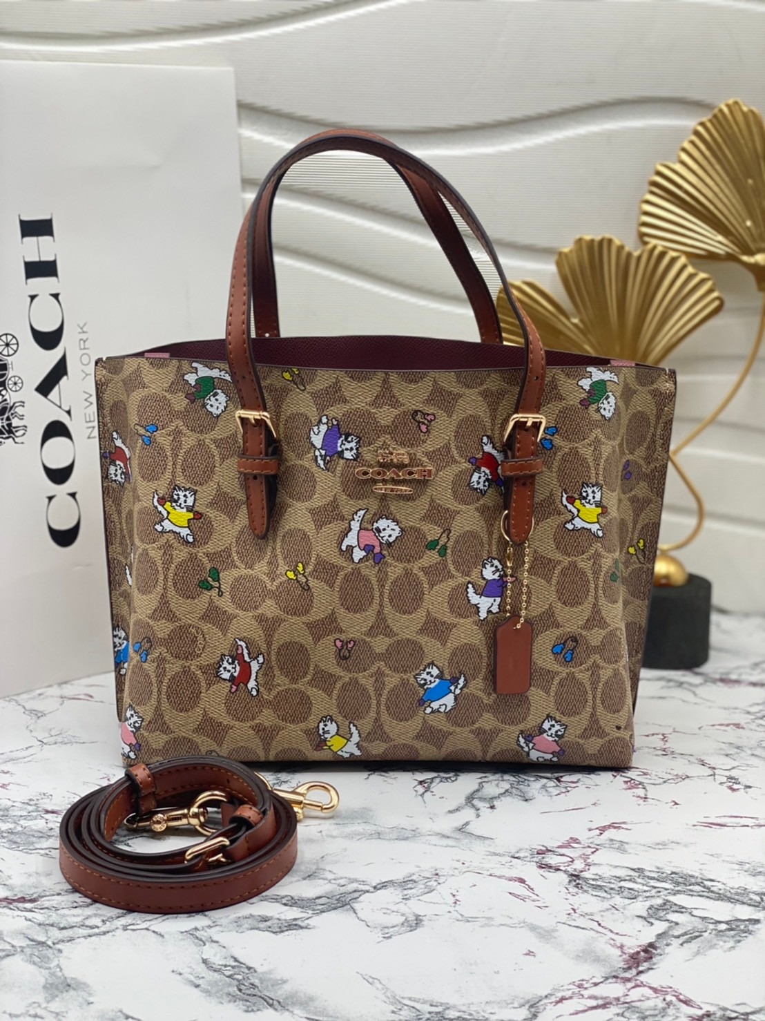 ไม่หลงรัก ทำไงไหว!! COACH MOLLIE TOTE 25 IN SIGNATURE CANVAS WITH SNOOPY (COACH C4250) กระเป๋าถือ กระเป๋าสะพาย รุ่นฮิต พิมพ์ลาย น่ารักเกินเบอร์ได้อีก// ขนาดเหมาะมือ มีสายสะพายยาว ถอดและปรับระดับได้ //วัสดุแคนวาส ผสมหนังแท้ ขึ้นทรงสวย ลาย SIGNATURE ด้านในโ
