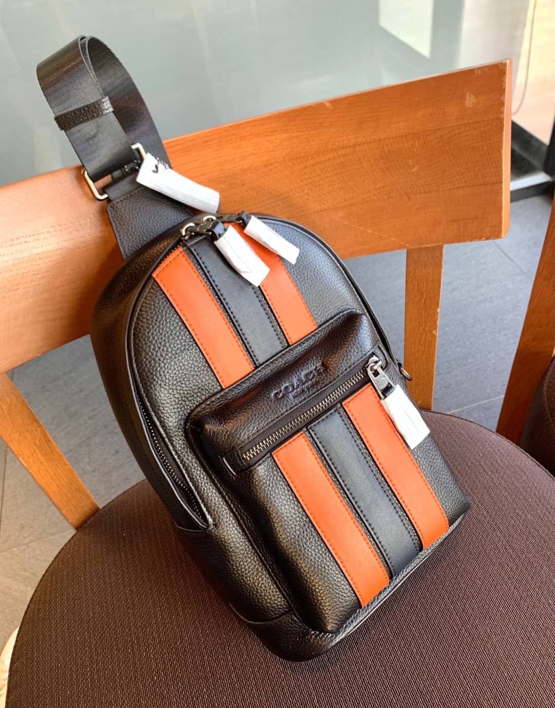 COACH WEST PACK WITH VARSITY STRIPE ((3180)) กระเป๋าคาดด้านหลัง//หรือคาดอกด้านหน้า ตามความชอบเลยค่ะ รุ่นนี้ใช้หนังแท้ชั้นดี หนังนิ่ม ด้านหน้าตัดแถบสียาวลงมา สีสวยค่ะ พร้อมช่องซิปเล็ก ช่องหลักแบบซิปคู่ ภายในโล่งลึกใส่สัมภาระจำเป็นในชีวิตประจำวันได้เยอะ มีช