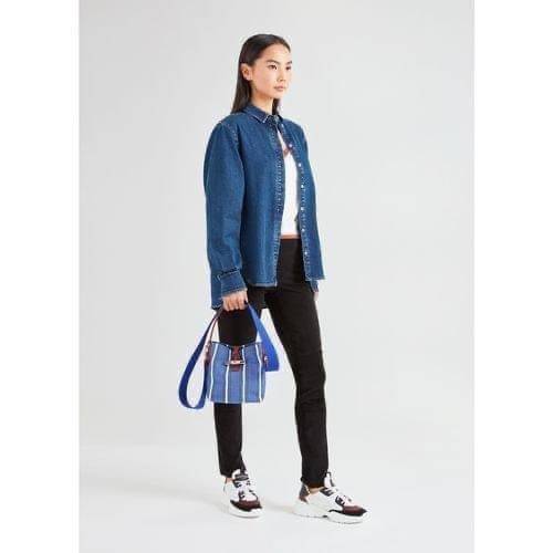 LONGCHAMP ROSEAU ESSENTIAL RAYÉ Bucket bag S - Blue สำหรับใครที่ต้องการกระเป๋าแบบใช้งานได้ในหลาย ๆ โอกาส สีสันกระเป๋าสามารถแมทช์ได้ง่ายกับเสื้อผ้า Longchamp รุ่นนี้สามารถตอบโจทย์ เป็นกระเป๋าที่ขนาดกำลังพอดี