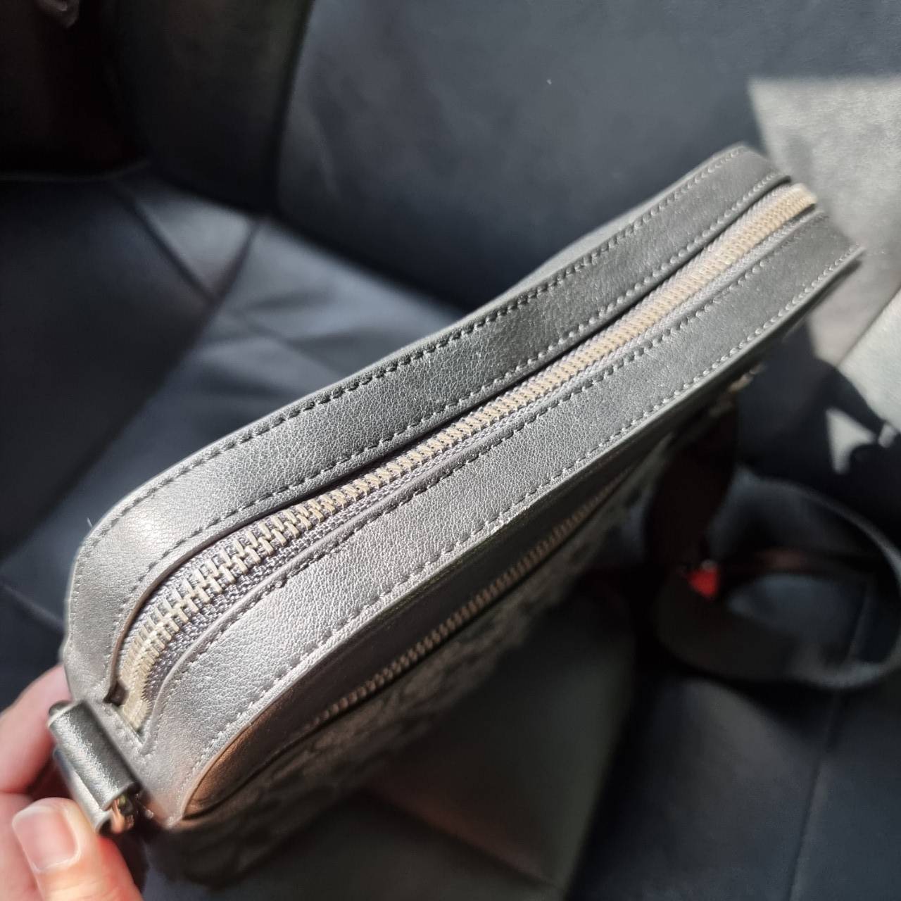 COACH F73336 HOUSTON FLIGHT BAG IN SIGNATURE CANVAS รุ่นนี้หนุ่มๆเค้ารู้กัน!! ขายดีตลอดกาล!! คลาสสิคไม่มีใครเกิน!! กระเป๋าสะพายข้างทรงแมสเซ็นเจอร์ยอดฮิต ทรงสวย ดูดี วัสดุหนังแคนวาสเคลือบลายสลับหนังแท้ เปิด-ปิดด้วยซิป ด้านหน้าและหลังสามารถใส่ของได้ ภายในแบ