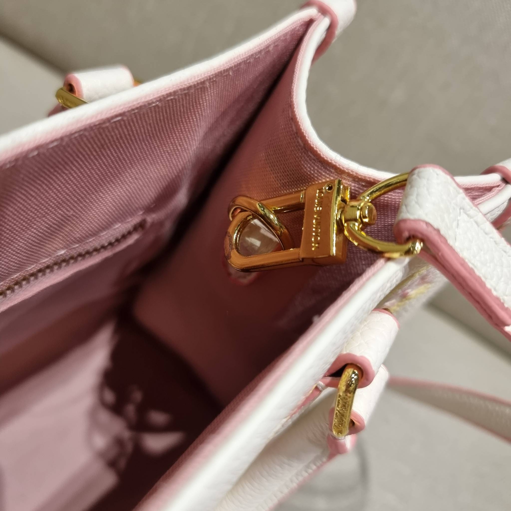 LV crossbody tote bag / LV Shopping Bag ดีไซน์ใหม่ น่ารัก ละมุน น่าใช้มาก กระเป๋าทรงโท้ทที่ใครเห็นต้องเป็นคลั่งรัก ดีไซน์คลาสสิค ผู้ดี หรูหรา โทนสีใช้งานง่าย ทุกสไตล์ วัสดุหนัง pepble มาพร้อมหูจับในตัว คล้องแขนก็ดูแพง หรือจะเกี่ยวสายครอสสะพายก็อัพลุคได้เล