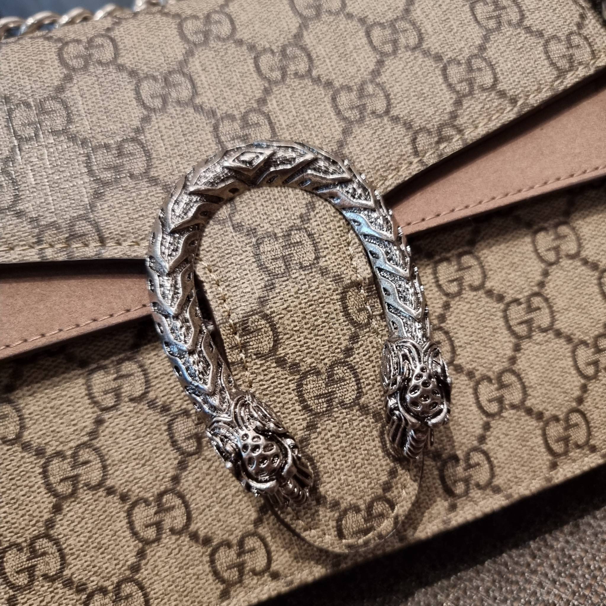 Gucci Small Dionysus GG Shoulder Bag ฮอตสุดไม่มีใครเกิน สวยจริงไม่ทิพย์!! GC CROSSBODY BAG WITH GWP สุดคุ้มจาก duty free กับกระเป๋าสะพายรุ่นที่สาวๆต้องไม่พลาด!! ดึงดูดและสะกดสายตาด้วยอะไหล่ดีเทลหรูรูปหัวสิงโต วัสดุหนังแคนวาส ทนทาน ดูแลรักษาง่าย เปิด-ปิดด้