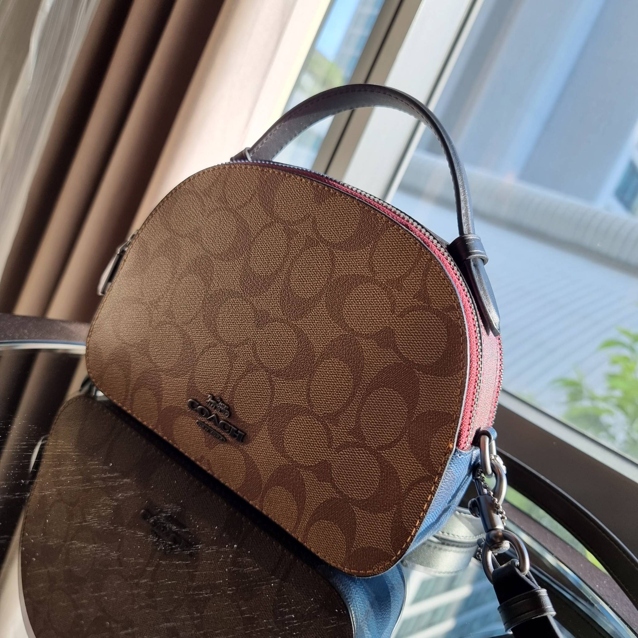 OUTLET 】COACH 1591 SERENA SATCHEL IN SIGNATURE CANVAS กระเป๋าสะพายคอลเลคชั่นยอดฮิต ดีไซน์ลุคผู้ดี ต้องยกให้น้องใบนี้เลย!! จัดสีขายดี สีลุคคุณหนูมาให้ สวยตาแตก!! วัสดุหนังแคนวาส เปิด-ปิดด้วยซิป 2 ช่องหลัก ภายในเป็นช่องโล่ง เก็บของได้แบบสบายๆ ใส่มือถือได้ทุ
