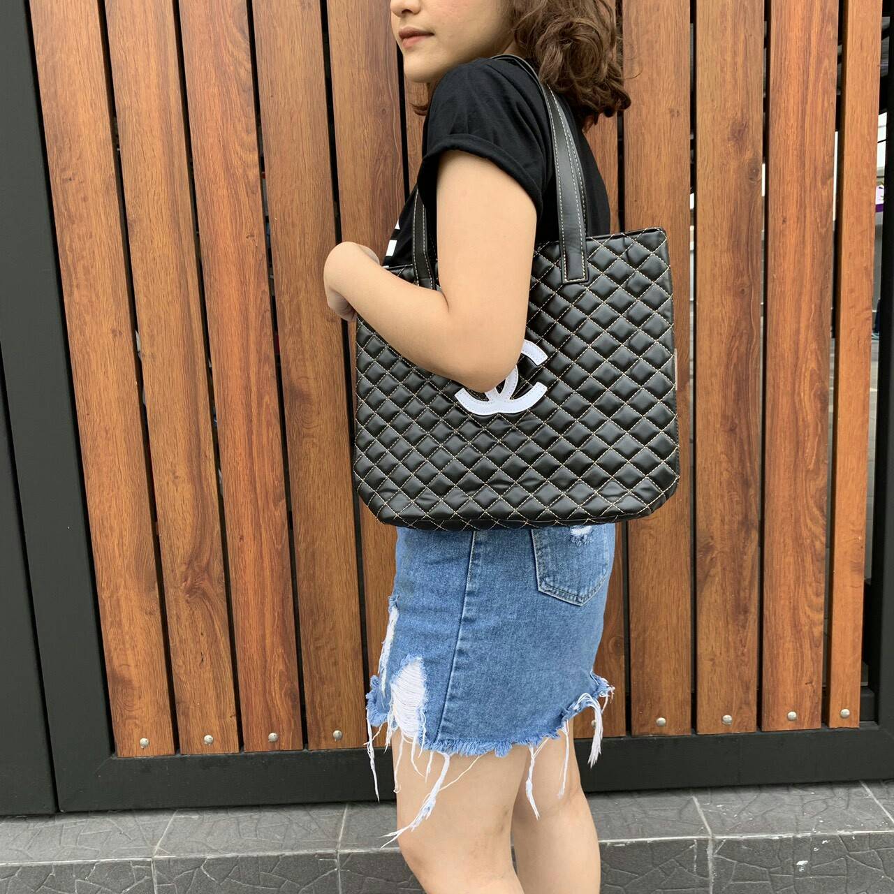 CHANEL LARGE VIP TOTE BAG สินค้าสมนาคุณจากงาน VIP GIFT แบรนด์ดังสุดหรูอย่าง CHANEL โดดเด่นด้วยตัวกระเป๋าขนาดใหญ่ จุของได้เยอะ วัสดุหนัง PU นิ่ม ด้านหน้าปักด้วยโลโก้ CC หนังแก้ว เปิดปิดด้วยกระดุมแม่เหล็ก ด้านในผ้าบุปั้มแบรนด์ชาแนล มีช่องใส่ของใหญ่ แถมแบ่งช