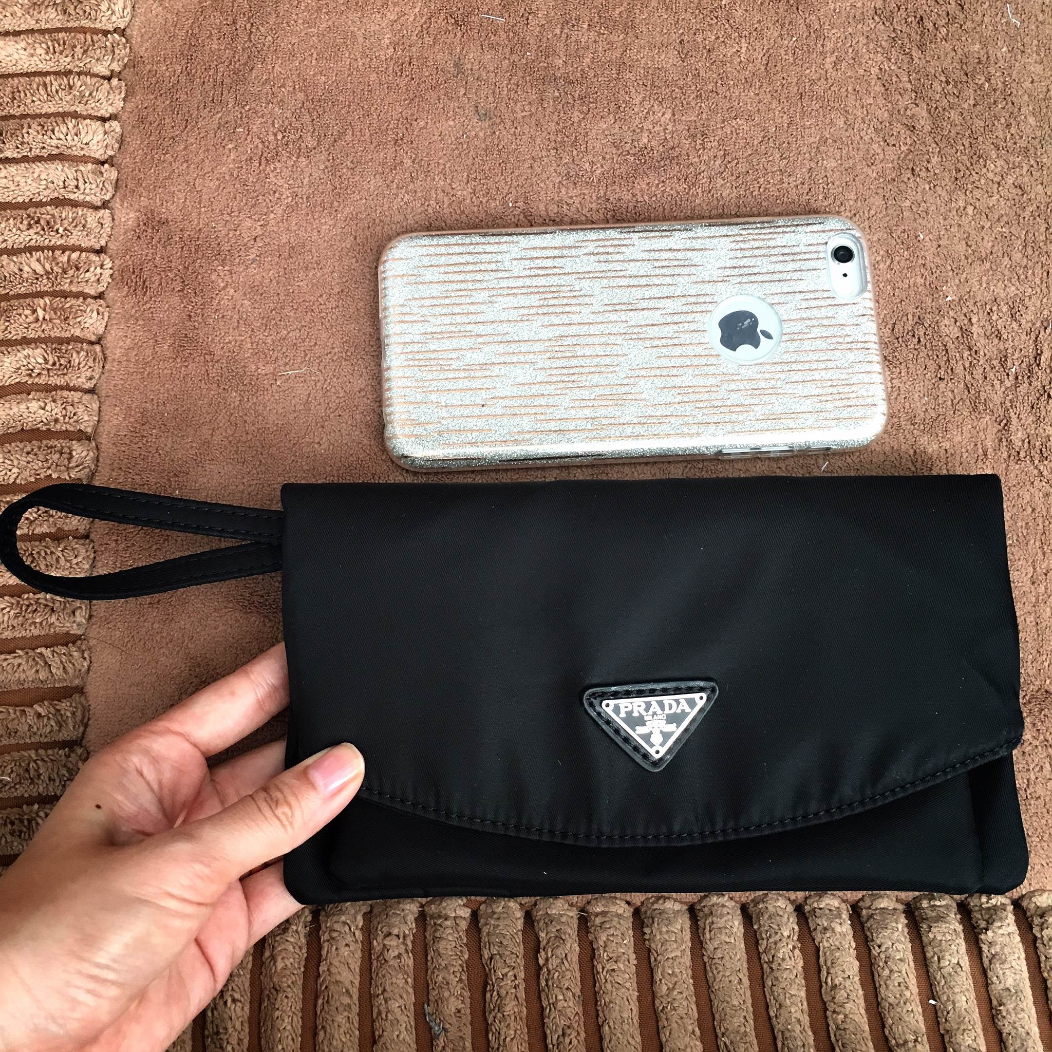 งานพรีเมี่ยมกิ้ฟ จากเคาเตอร์ต่างประเทศคะ 🐼รุ่น Limited edition ค่า ได้ กระเป๋าอเนกประสงค์ จากแบรนด์ PRADA มาค่า เป็น กระเป๋าผ้าไนล่อน ตามแบบฉบับของแบรนด์เลย หลงรักเลยคะ ใบนี้มีสายคล้องแขนให้คะ ขนาดกำลังดีคะ ตัวกระเป๋าเบามาก ใส่มือถือได้ทุกรุ่น ใช้