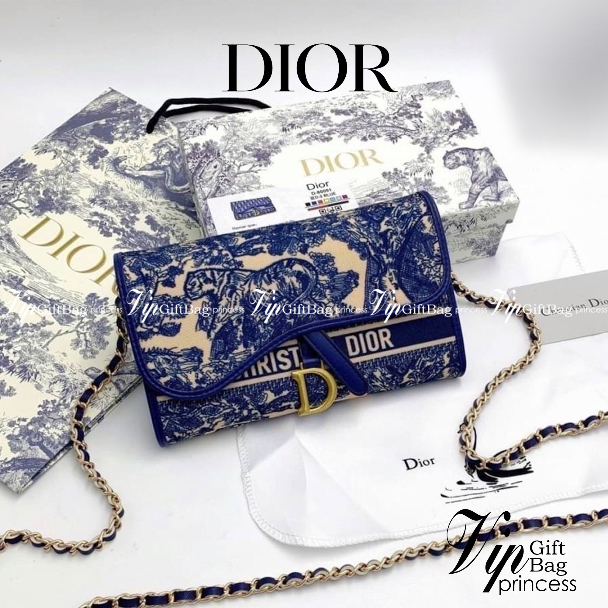 DIOR LONG WALLET WITH CHAIN MONOGRAM / DIOR WALLET กระเป๋าสตางค์ใบยาวพร้อมสายสะพายโซ่อะไหล่ทองสลับหนัง ขนาดกำลังน่ารัก เป็นเอกลักษณ์ของความหรู วัสดุแคนวาสแท้และผ้า Jacquard อย่างดี ผสมผสานความสง่างามและคลาสสิกที่เข้ากับยุคสมัย ด้านหน้าโดดเด่นด้วยซิกเนเจอร