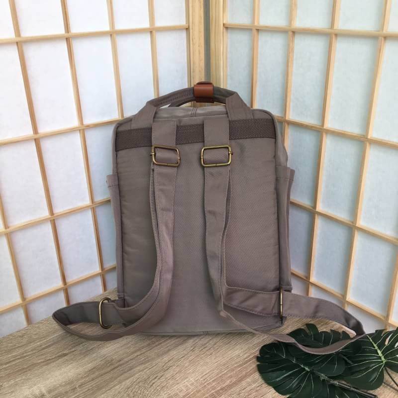 ของแท้ Doughnut mini bagpack กระเป๋าเป้ทีฮิตกันมากในหมู่วัยรุ่นฮองกง ด้วยสีสันที่โดดเด่น โทนสีพาสเทล ดีไซน์น่ารัก ทันสมัย กันน้ำได้ ช่องใส่ของหลายช่องแยกเป็นสัดส่วน จะสะพายไปเรียนหรือเที่ยวได้ในใบเดียวเลยคร้าา