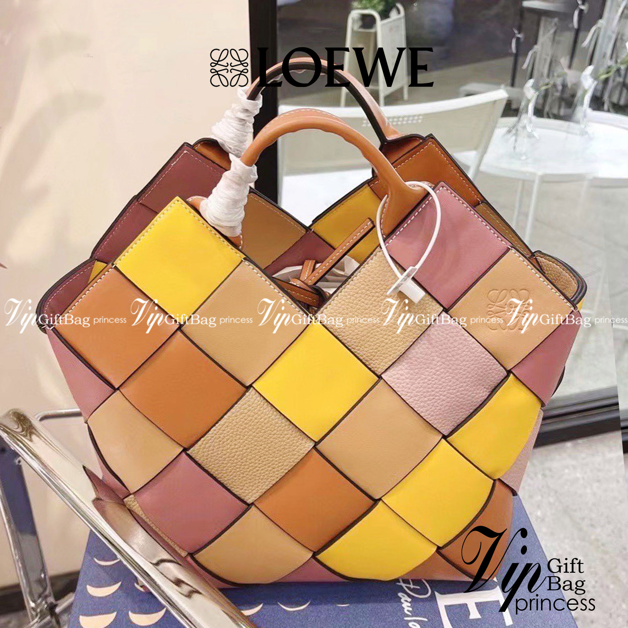 LOEWE SURPLUS LEATHER WOVEN BASKET BAG IN CLASSIC CALFSKIN พร้อมส่ง 5 สี ใหม่ล่าสุดและสวยที่สุด กระเป๋าสะพานที่ถักทอด้วยความปราณีต โดดเด่นด้วยสีที่จับมาคอนทราสได้ลงตัว ใบใหญ่จุได้แบบเน้นๆ วัสดุหนังวัวแท้เต็มใบ หรูเลิศ ปากกระเป๋ามีสายหนังสำหรับผูกรวบปากกระ