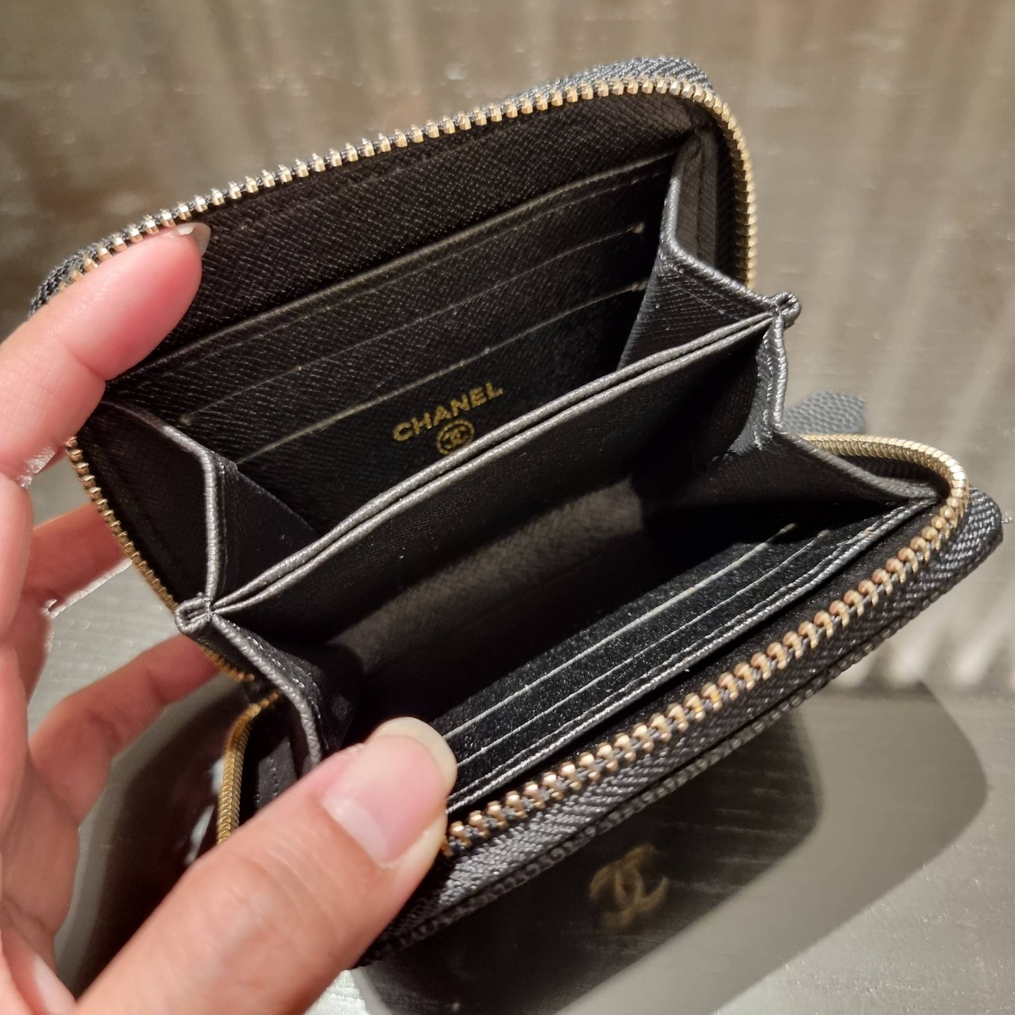 กระเป๋าสตางค์ใบสั้นรุ่นซิปรอบ จาก Chanel เรียบหรู ดูไฮน์ วัสดุหนังสังเคราะห์ลายคาร์เวีย ด้านในเป็นหนังซาฟเฟียโน่ เปิด-ปิดด้วยซิป รูดใช้งานง่าย ภายในกระเป๋ามีช่องใส่บัตร ใส่ธนบัตรได้ (แบบพับ) ดีไซน์เรียบหรูตามสไตล์ ใช้แล้วเฮง ใช้แล้วรวย จัดเลยจ้าา 🥰