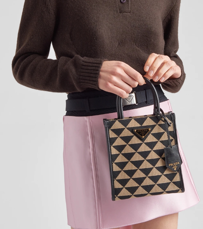 PRADA Symbole jacquard fabric micro bag / Prada triangle ไซส์มินิ แบบใหม่ล่าสุดจากแบรนด์ดัง จัดให้แบบเลิศๆ กับกระเป๋าทรงโท้ท สวยเอกลักษณ์ ภายในโล่งกว้างมาก ใส่ของแบบแน่นๆ จุๆไปได้เลย หมดห่วง!! และยังมีสายครอสบอดี้มาให้ จะสะพายชิคๆคูลๆ จะถือแบบปังๆ ก็เอาอย